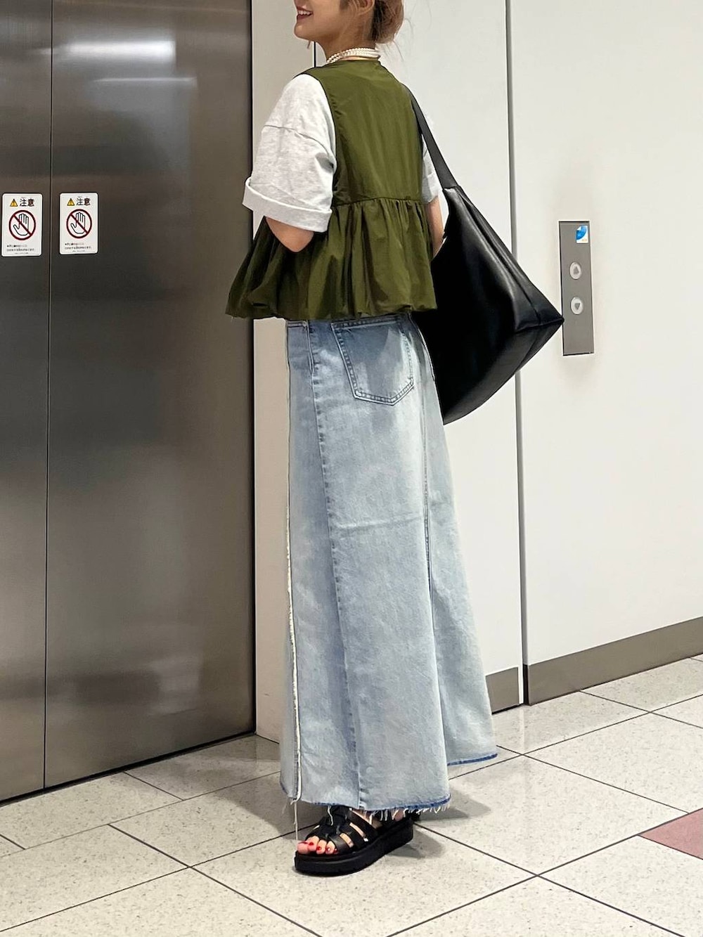「差し色コーデ、カジュアル、Tシャツ、スカート、ロングスカート、サンダル、ショルダーバッグ、ベスト、夏コーデ、大人カジュアル、LOWRYS FARM、ローリーズスタイル_LOWRYS FARM、大人女子カジュアル_LOWRYS FARM」|「LOWRYS FARMのシャイニーペプラムベスト 129263(ベスト、グリーン系)」を使った、aoさん(レディース・158cm)の夏コーディネートの4枚目の写真