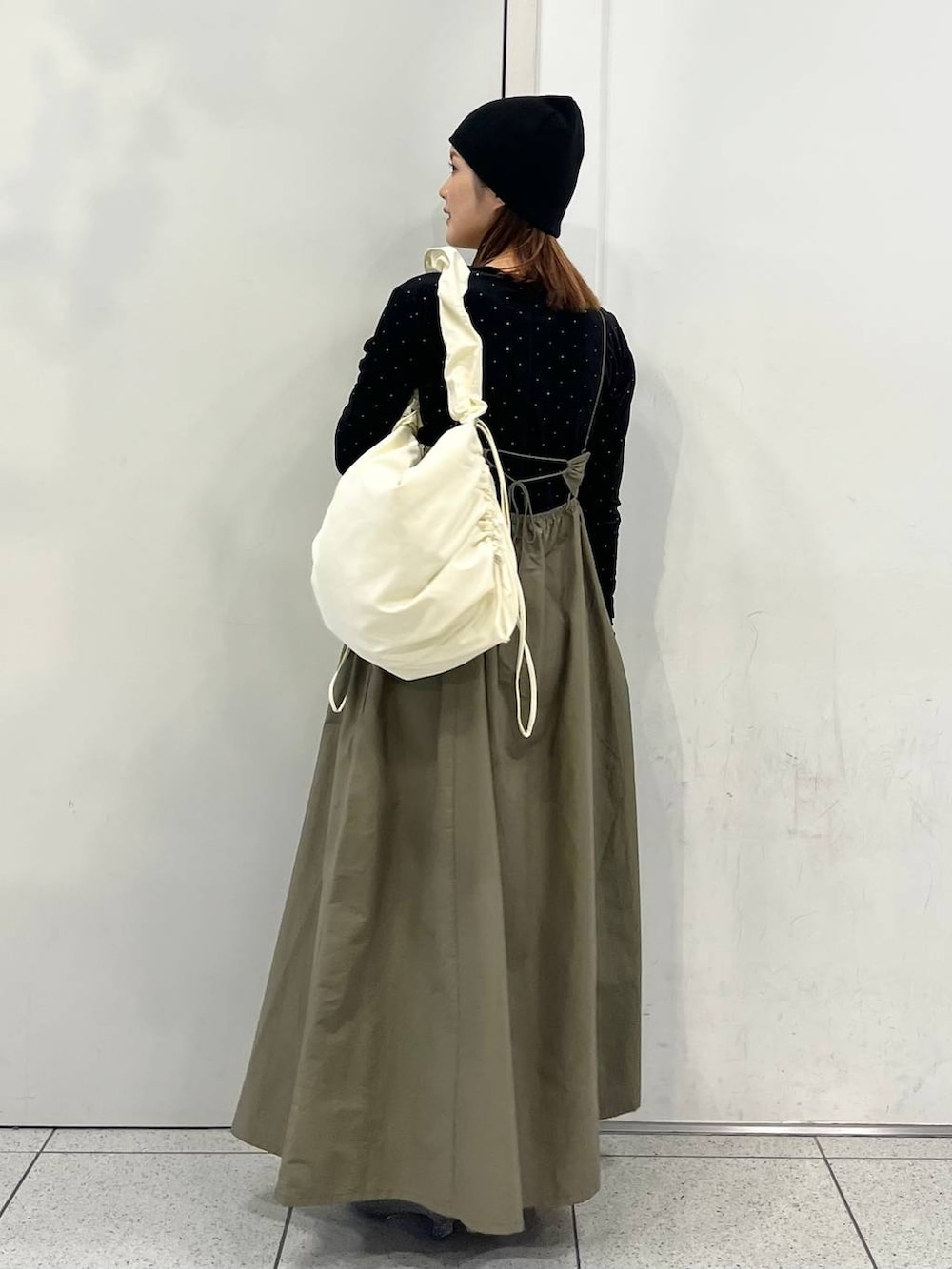 「差し色コーデ、カジュアル、キャミワンピース、ワンピース、ニット帽、ショルダーバッグ、ブーツ、ショートブーツ、秋コーデ、冬コーデ、LOWRYS FARM、大人女子カジュアル_LOWRYS FARM、ローリーズスタイル_LOWRYS FARM」｜「LOWRYS FARMのクシュクシュショルダーＢＡＧ　967844（ショルダーバッグ、ホワイト系）」を使った、aoさん（レディース・158cm）の秋コーディネートの4枚目の写真