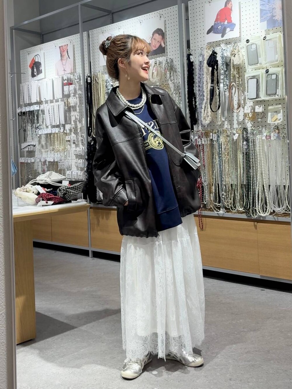 「差し色コーデ、カジュアル、ブルゾン、ロングスカート、スカート、ネックレス、春アウター、春コーデ、LOWRYS FARM、大人女子カジュアル_LOWRYS FARM、ローリーズスタイル_LOWRYS FARM」｜「LOWRYS FARMのＵＳＡウラケロゴプルオーバー 240578（スウェット、ブルー系）」を使った、aoさん（レディース・158cm）の冬コーディネートの2枚目の写真