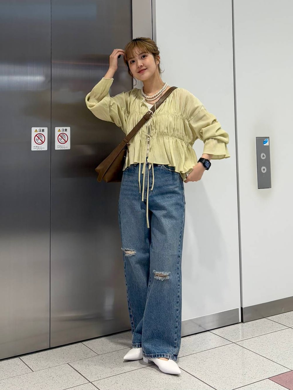 「差し色コーデ、カジュアル、ブラウス、カップ付きインナー、デニムパンツ、ショルダーバッグ、LOWRYS FARM、春コーデ、春色、大人女子カジュアル_LOWRYS FARM、ローリーズスタイル_LOWRYS FARM」|「LOWRYS FARMのパールタレンネックレス 249411(ネックレス、ベージュ系)」を使った、aoさん(レディース・158cm)の春コーディネートの2枚目の写真