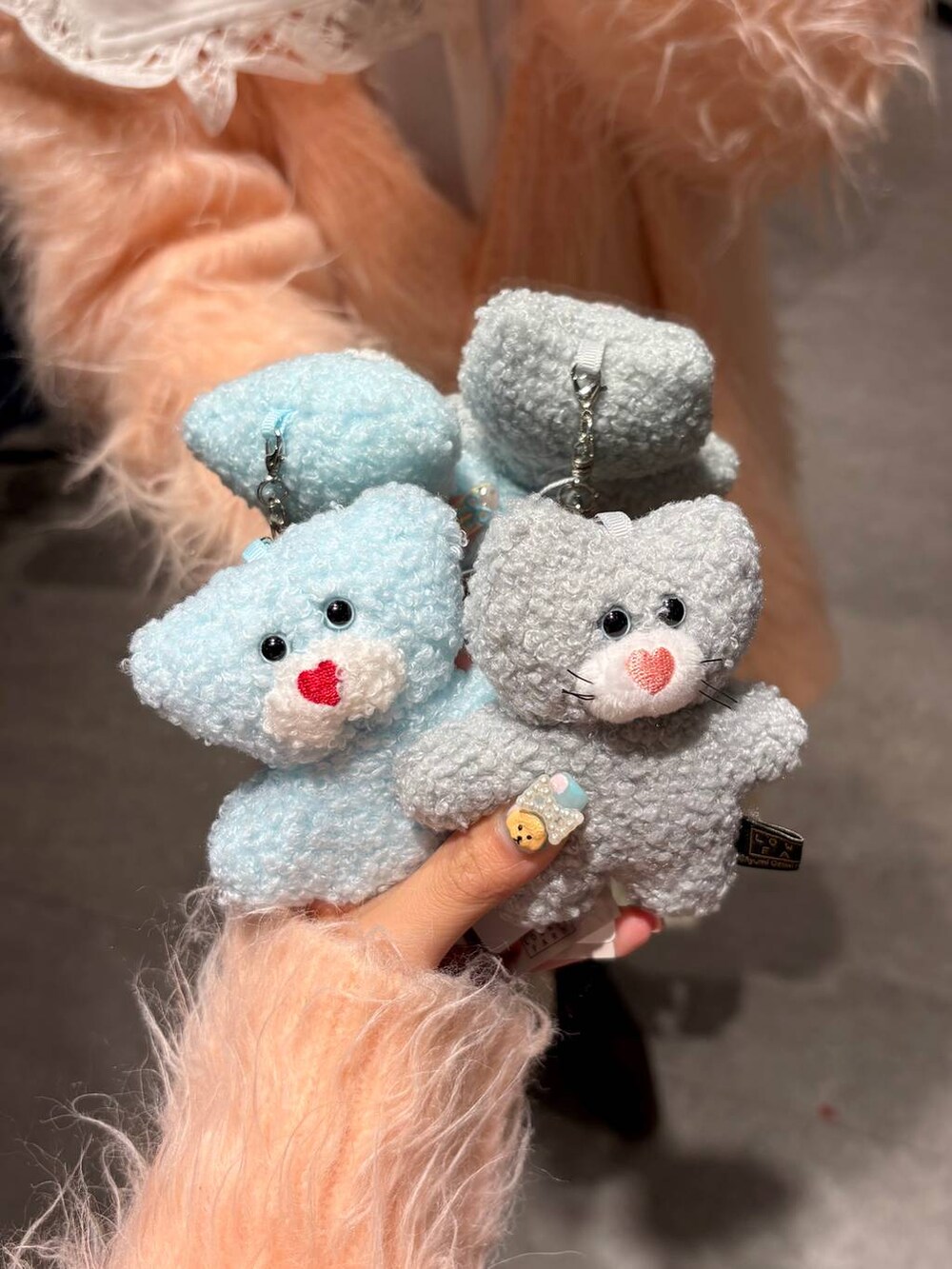 ホワイト系のTシャツ/カットソー、ホワイト系のスカート、ピンク系のカーディガン/ボレロを着用したレディースの秋コーディネートの2枚目の写真