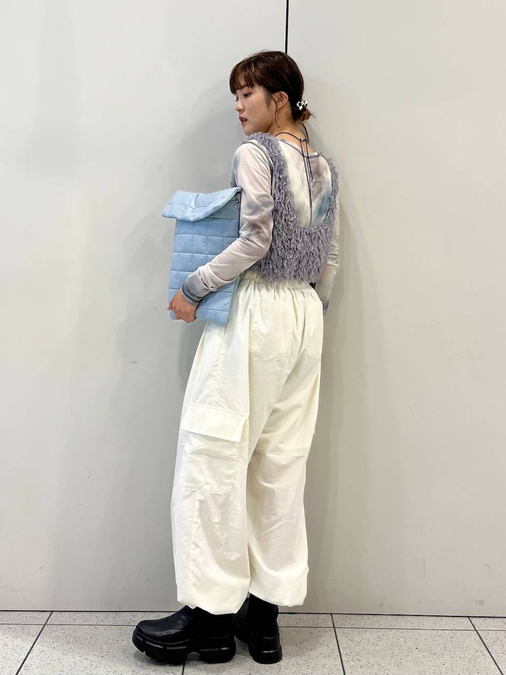 「差し色コーデ、カジュアル、ベスト、ショートブーツ、ブーツ、Me%、ネックレス、LOWRYS FARM、大人女子カジュアル_LOWRYS FARM、公認インフルエンサー_LOWRYS FARM、ローリーズスタイル_LOWRYS FARM、秋コーデ」｜「LOWRYS FARMのソウバリスクエアタンクトップ　294378（タンクトップ、ホワイト系）」を使った、aoさん（レディース・158cm）の夏コーディネートの3枚目の写真