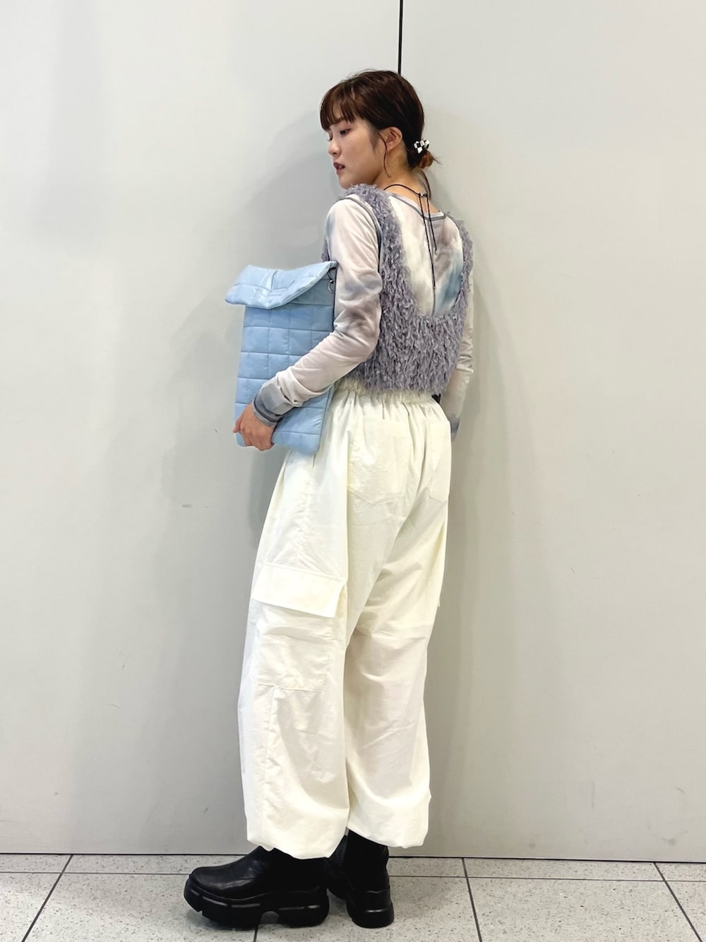 「厚底シューズ、秋服準備はじめました、レイヤードスタイル、スニーカーブーツ、ショートブーツ、フリンジ、タイダイ柄、シアートップス、ベスト、ビスチェ、カーゴパンツ、ナイロンパンツ、LOWRYS FARM、ローリーズファーム(LOWRYS FARM)」｜「LOWRYS FARMの２ＷＡＹフリンジフェザーノースリーブ  976819（ベスト、グレー系）」を使った、aoさん（レディース・158cm）の夏コーディネートの3枚目の写真
