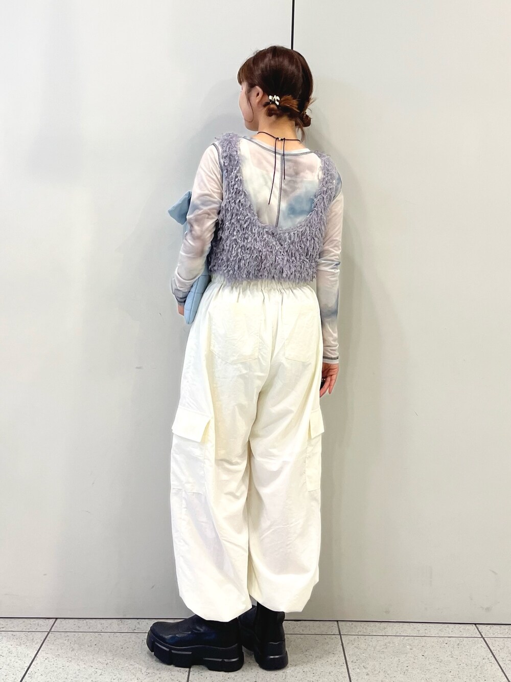 「厚底シューズ、秋服準備はじめました、レイヤードスタイル、スニーカーブーツ、ショートブーツ、フリンジ、タイダイ柄、シアートップス、ベスト、ビスチェ、カーゴパンツ、ナイロンパンツ、LOWRYS FARM、ローリーズファーム(LOWRYS FARM)」｜「LOWRYS FARMの２ＷＡＹフリンジフェザーノースリーブ  976819（ベスト、グレー系）」を使った、aoさん（レディース・158cm）の夏コーディネートの4枚目の写真