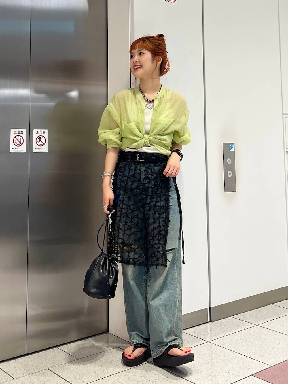 「差し色コーデ、カジュアル、ネックレス、シャツ、キャミソール、シャツスタイル、サンダル、デニムパンツ、セールコーデ、大人カジュアル、LOWRYS FARM、大人女子カジュアル_LOWRYS FARM、ローリーズスタイル_LOWRYS FARM」｜「LOWRYS FARMのスタイルＵＰクロスカップキャミ　100757（Tシャツ/カットソー、ホワイト系）」を使った、aoさん（レディース・158cm）の夏コーディネートの3枚目の写真