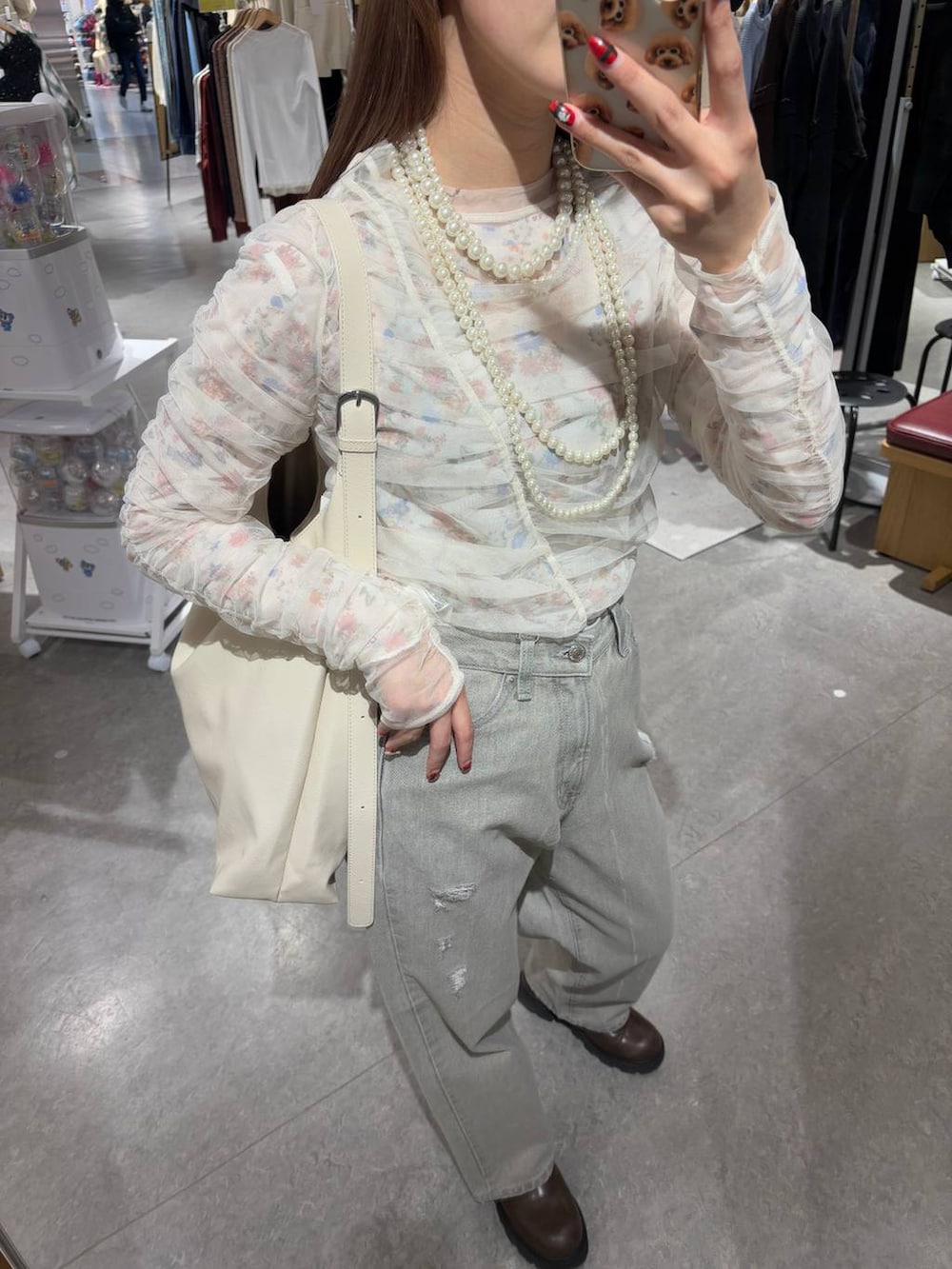 「ブーツ、LOWRYS FARM、春コーデ、差し色コーデ、カジュアル、デニムパンツ、ショルダーバッグ、ショートブーツ、春色、大人女子カジュアル_LOWRYS FARM、ローリーズスタイル_LOWRYS FARM」｜「LOWRYS FARMのヤワラカルイ２ＷＡＹショルダーＢＡＧ 115210（ショルダーバッグ、ホワイト系）」を使った、aoさん（レディース・158cm）の冬コーディネートの2枚目の写真