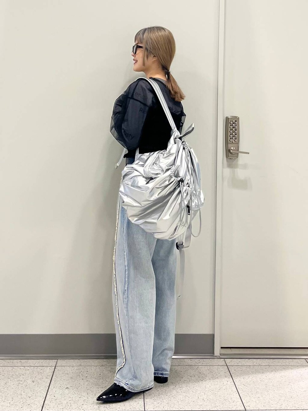 ブラック系のパンプス、グレー系のTシャツ/カットソー、ブラック系のTシャツ/カットソーを着用したレディースの春コーディネートの4枚目の写真