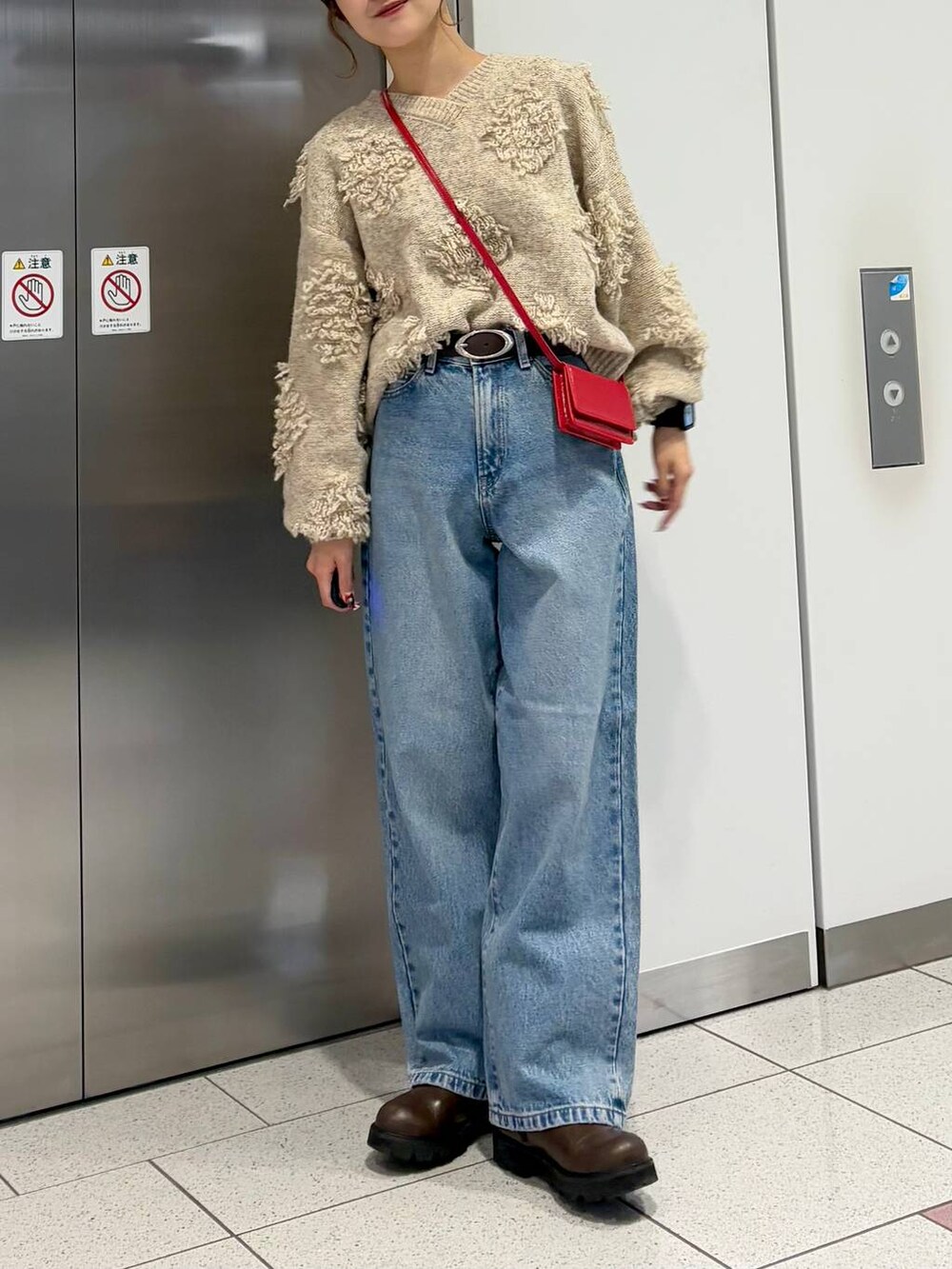 「差し色コーデ、カジュアル、ニット、セールコーデ、デニムパンツ、Me%、LOWRYS FARM、冬コーデ、大人カジュアル、大人女子カジュアル_LOWRYS FARM、ローリーズスタイル_LOWRYS FARM」｜「LOWRYS FARMのエンジニアブーツ　133008（ブーツ、ブラウン系）」を使った、aoさん（レディース・158cm）の冬コーディネートの2枚目の写真