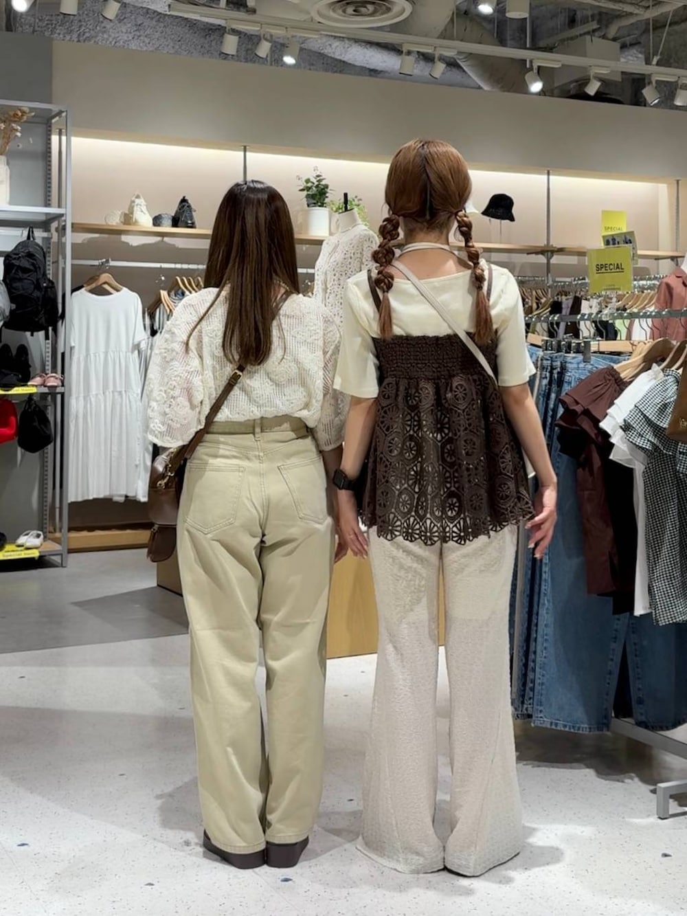 「差し色コーデ、カジュアル、フレアパンツ、キャミソール、デニムパンツ、サンダル、ネックレス、LOWRYS FARM、大人女子カジュアル_LOWRYS FARM、ローリーズスタイル_LOWRYS FARM」|「LOWRYS FARMのパールタレンネックレス 249411(ネックレス、ベージュ系)」を使った、aoさん(レディース・158cm)の夏コーディネートの4枚目の写真