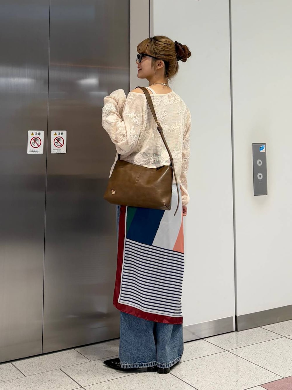 「差し色コーデ、カジュアル、スカーフ、デニムパンツ、春コーデ、ネックレス、きれいめカジュアル、LOWRYS FARM、大人カジュアル、ローリーズスタイル_LOWRYS FARM、大人女子カジュアル_LOWRYS FARM」|「LOWRYS FARMのEYEWEAR 128533(メガネ、ベージュ系)」を使った、aoさん(レディース・158cm)の春コーディネートの5枚目の写真