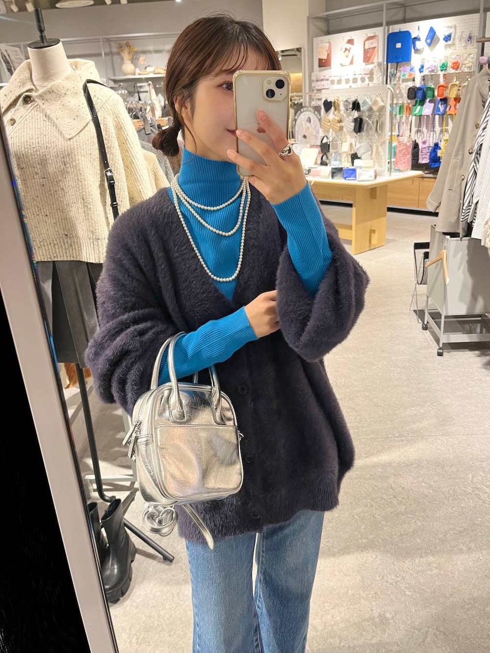 「ニット、カーディガン、デニムパンツ、ブーツ、ショートブーツ、LOWRYS FARM、ローリーズスタイル_LOWRYS FARM、大人女子カジュアル_LOWRYS FARM、差し色コーデ、カジュアル、ユニセックス」｜「LOWRYS FARMのＣＯＮＥフレアデニムパンツ　907038（デニムパンツ、その他）」を使った、aoさん（レディース・158cm）の秋コーディネートの2枚目の写真