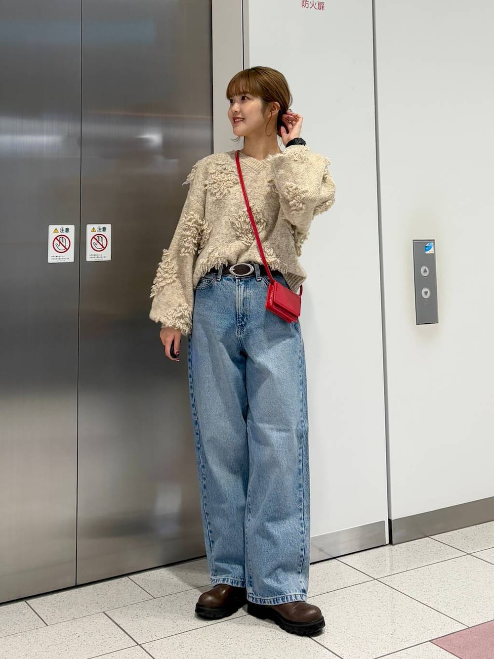 「差し色コーデ、カジュアル、ニット、セールコーデ、デニムパンツ、Me%、LOWRYS FARM、冬コーデ、大人カジュアル、大人女子カジュアル_LOWRYS FARM、ローリーズスタイル_LOWRYS FARM」｜「LOWRYS FARMのエンジニアブーツ　133008（ブーツ、ブラウン系）」を使った、aoさん（レディース・158cm）の冬コーディネートの3枚目の写真