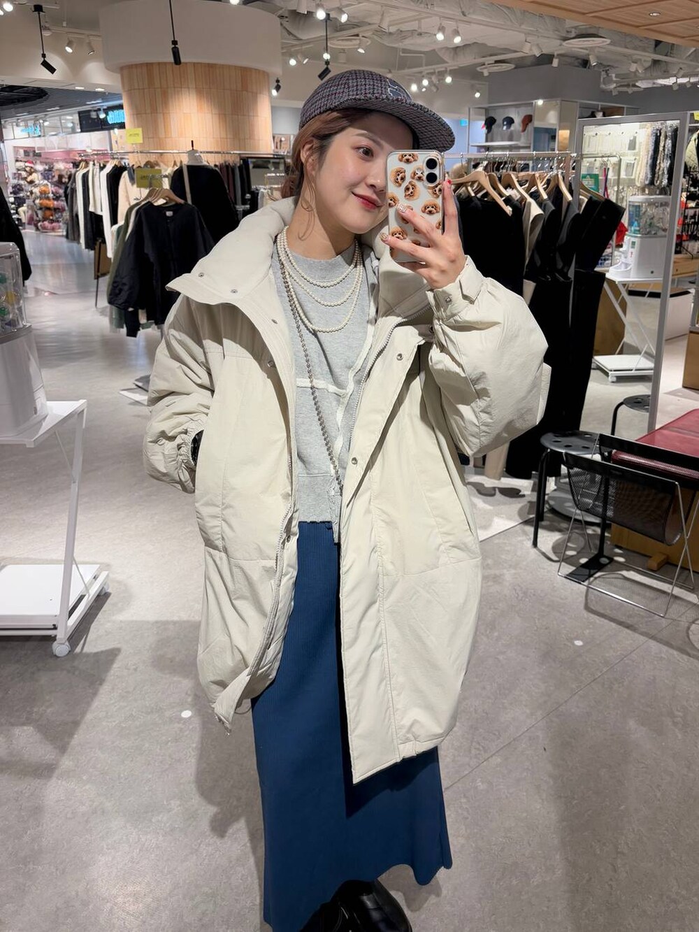 「カジュアル、コート、アウター、スウェット、ショートブーツ、スカート、ロングスカート、LOWRYS FARM、Me%、冬コーデ、冬アウター、大人女子カジュアル_LOWRYS FARM、ローリーズスタイル_LOWRYS FARM、差し色コーデ」|「Me%のメタルメッシュポーチショルダー 103417(ショルダーバッグ、シルバー系)」を使った、aoさん(レディース・158cm)の冬コーディネートの2枚目の写真