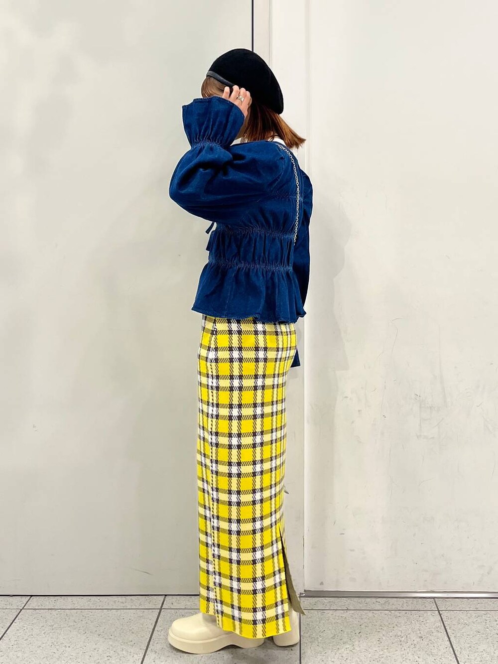 「差し色コーデ、カジュアル、ブラウス、デニムジャケット、ロングスカート、スカート、ロンT、Tシャツ、秋コーデ、LOWRYS FARM、Me%、ショートブーツ、ブーツ、大人女子カジュアル_LOWRYS FARM、ローリーズスタイル_LOWRYS FARM」｜「LOWRYS FARMのストレッチプラットフォームブーツ  967876（ブーツ、ホワイト系）」を使った、aoさん（レディース・158cm）の秋コーディネートの4枚目の写真