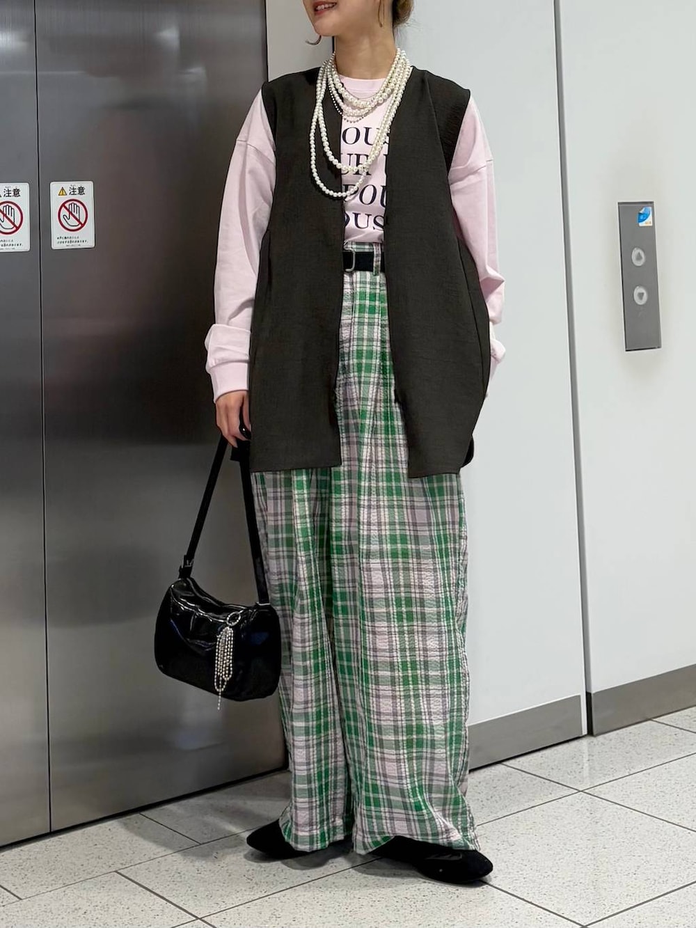 「差し色コーデ、カジュアル、個性派、ネックレス、ワイドパンツ、ベスト、Tシャツ、LOWRYS FARM、春色、春コーデ、大人カジュアル、ローリーズスタイル_LOWRYS FARM、大人女子カジュアル_LOWRYS FARM」|「LOWRYS FARMのEYEWEAR 128533(メガネ、その他)」を使った、aoさん(レディース・158cm)の春コーディネートの2枚目の写真