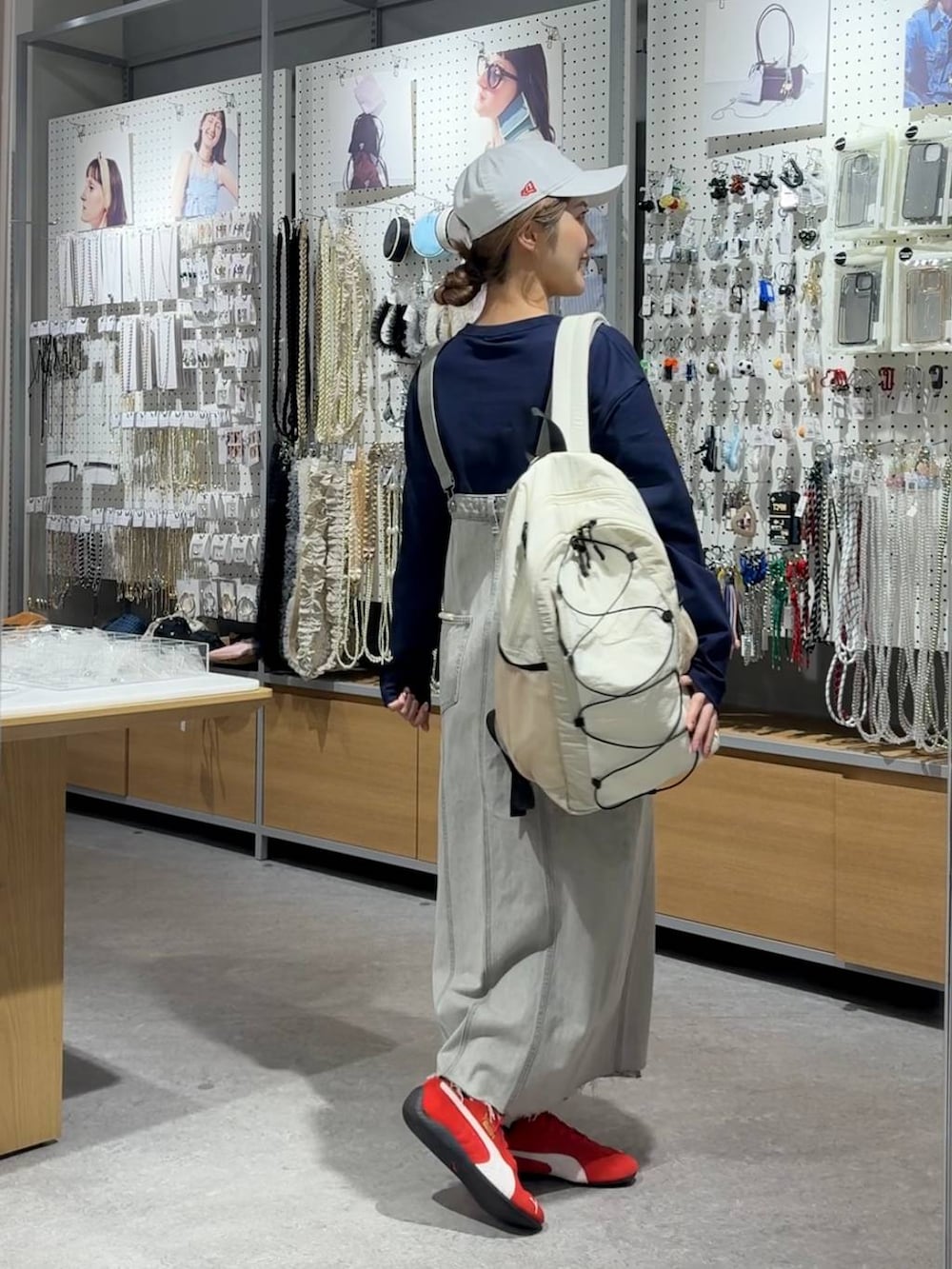 「差し色コーデ、カジュアル、スカート、ロングスカート、Tシャツ、ロンT、リュック・バッグ、キャップ、LOWRYS FARM、春コーデ、大人女子カジュアル_LOWRYS FARM、ローリーズスタイル_LOWRYS FARM」｜「LOWRYS FARMのＣＯＮＥ／ジャンスカ　 131367（ジャンパースカート、グレー系）」を使った、aoさん（レディース・158cm）の春コーディネートの4枚目の写真