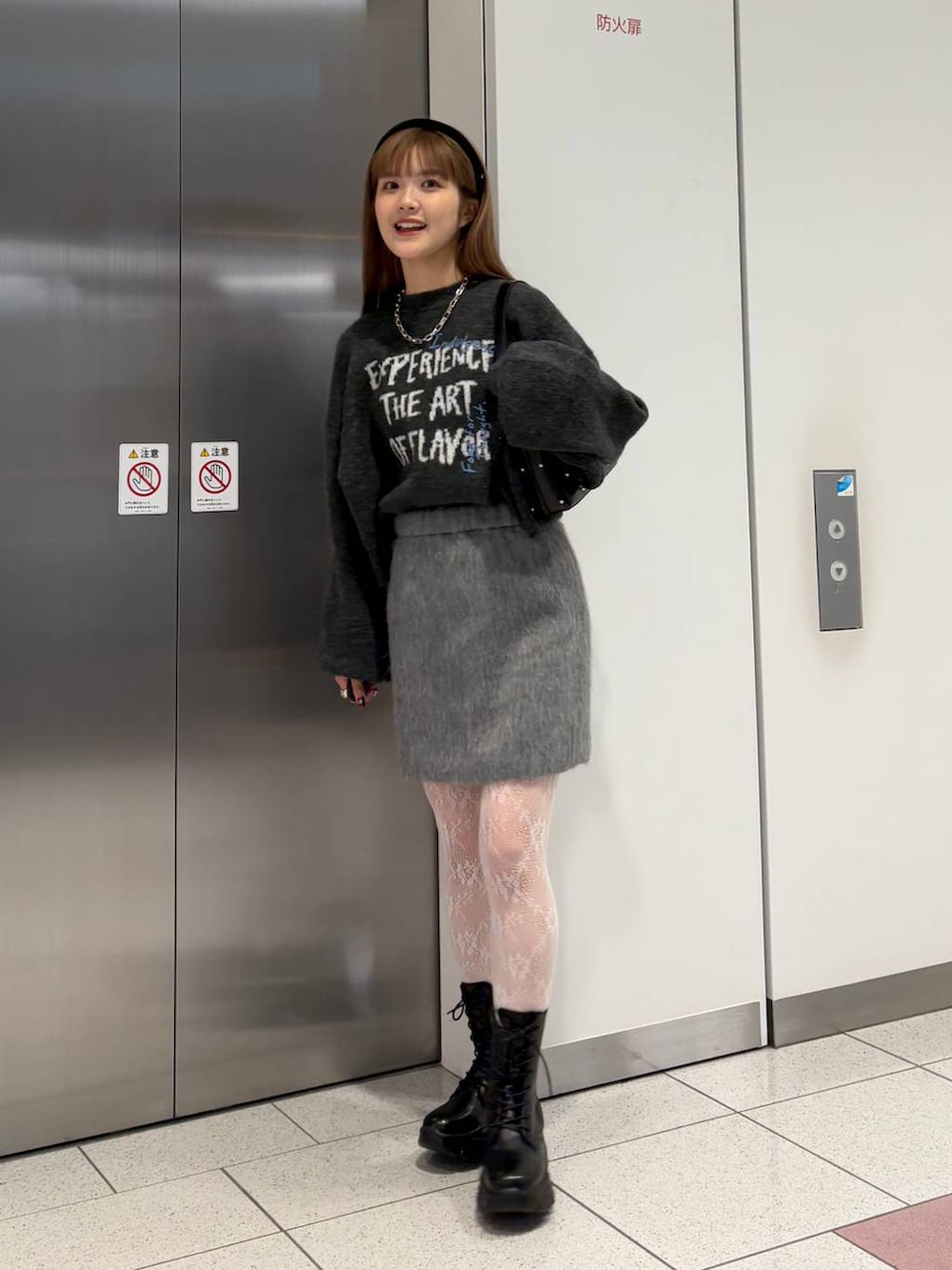 「差し色コーデ、カジュアル、ニット、ネックレス、セールコーデ、ミニスカート、スカート、LOWRYS FARM、大人カジュアル、大人女子カジュアル_LOWRYS FARM、ローリーズスタイル_LOWRYS FARM」|「LOWRYS FARMのパールツキショルダーBAG 149609(ショルダーバッグ、ブラック系)」を使った、aoさん(レディース・158cm)の冬コーディネートの3枚目の写真