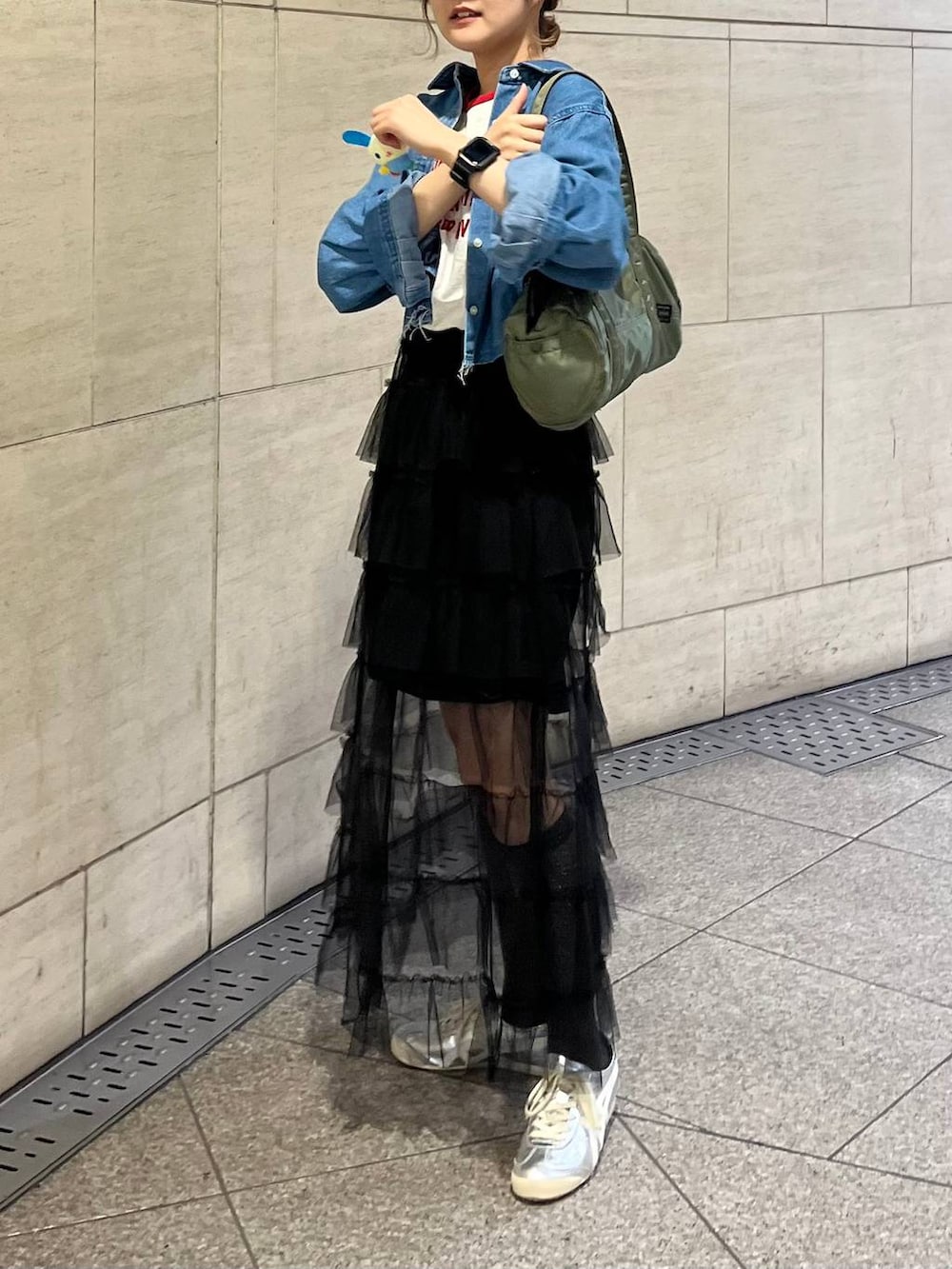 ホワイト系のTシャツ/カットソー、ブラック系のスカート、ブルー系のシャツ/ブラウスを着用したレディースの春コーディネートの3枚目の写真