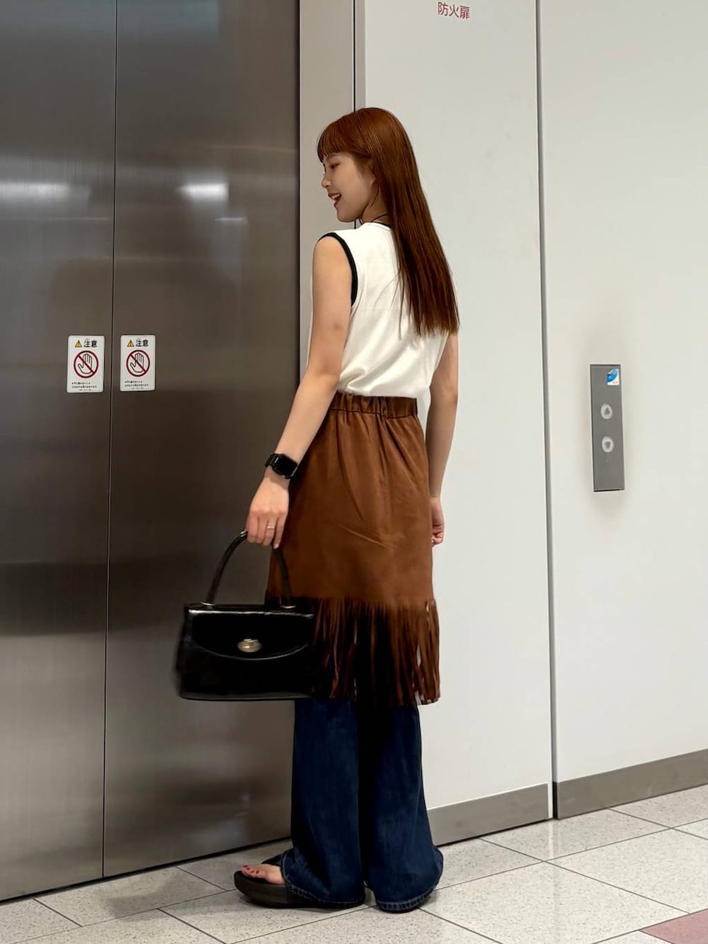 「差し色コーデ、カジュアル、ノースリーブ、Tシャツ、デニムパンツ、フレアパンツ、スカート、夏コーデ、LOWRYS FARM、大人カジュアル、ローリーズスタイル_LOWRYS FARM、大人女子カジュアル_LOWRYS FARM」｜「LOWRYS FARMのコンチョコードネックレス 493946（ネックレス、グレー系）」を使った、aoさん（レディース・158cm）の夏コーディネートの5枚目の写真