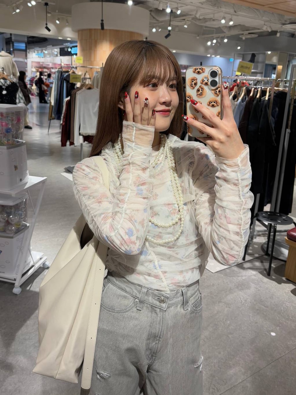 「ブーツ、LOWRYS FARM、春コーデ、差し色コーデ、カジュアル、デニムパンツ、ショルダーバッグ、ショートブーツ、春色、大人女子カジュアル_LOWRYS FARM、ローリーズスタイル_LOWRYS FARM」｜「LOWRYS FARMのヤワラカルイ２ＷＡＹショルダーＢＡＧ 115210（ショルダーバッグ、ホワイト系）」を使った、aoさん（レディース・158cm）の冬コーディネートの3枚目の写真