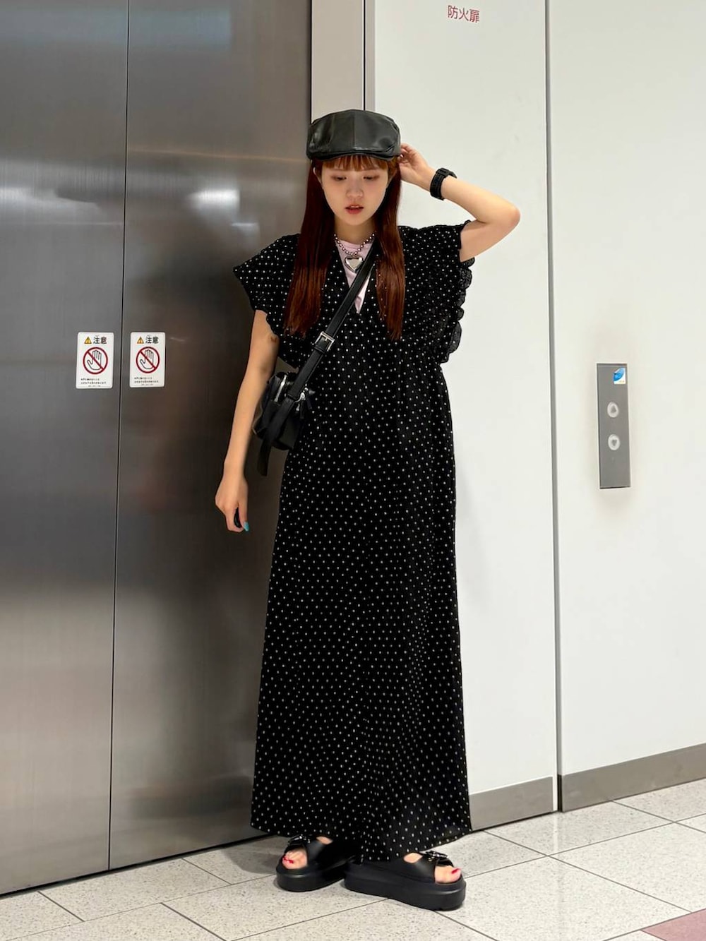 「差し色コーデ、カジュアル、大人カジュアル、サロペット、ラフ、ゆったり、サンダル、夏コーデ、Tシャツ、LOWRYS FARM、ノースリーブ、大人女子カジュアル_LOWRYS FARM、ローリーズスタイル_LOWRYS FARM、個性派」｜「LOWRYS FARMのヨウリュウシャーリングサロペット 289959（ワンピース、その他）」を使った、aoさん（レディース・158cm）の夏コーディネートの3枚目の写真