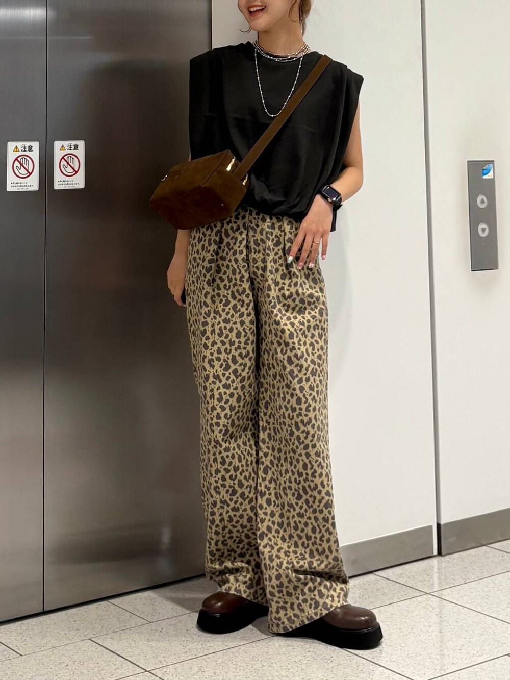 その他のデニムパンツ、グレー系のTシャツ/カットソー、ブラウン系のショルダーバッグを着用したレディースの夏コーディネートの3枚目の写真