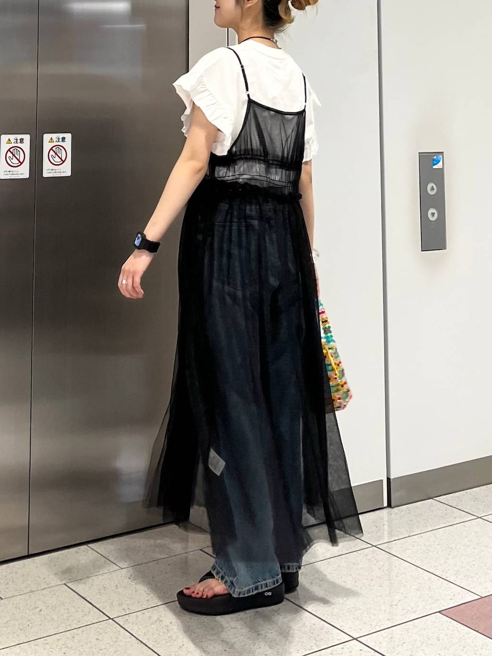 「差し色コーデ、カジュアル、キャミワンピース、ワンピース、Tシャツ、デニムパンツ、ネックレス、LOWRYS FARM、夏コーデ、大人カジュアル、大人女子カジュアル_LOWRYS FARM、ローリーズスタイル_LOWRYS FARM」|「JEANASISのWestern-styleネックレス/111788(ネックレス、ブラック系)」を使った、aoさん(レディース・158cm)の春コーディネートの4枚目の写真