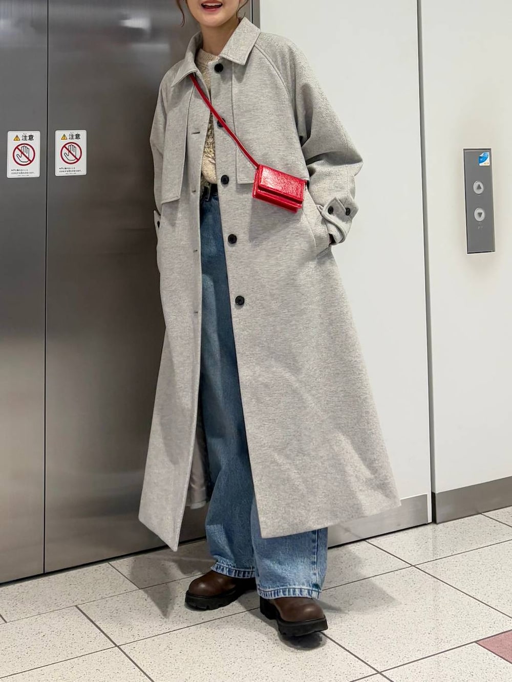 「コート、ニット、デニムパンツ、ブーツ、ショートブーツ、LOWRYS FARM、Me%、冬コーデ、冬アウター、大人女子カジュアル_LOWRYS FARM、ローリーズスタイル_LOWRYS FARM、大人カジュアル、差し色コーデ、カジュアル」｜「LOWRYS FARMのエンジニアブーツ　133008（ブーツ、ブラウン系）」を使った、aoさん（レディース・158cm）の冬コーディネートの2枚目の写真