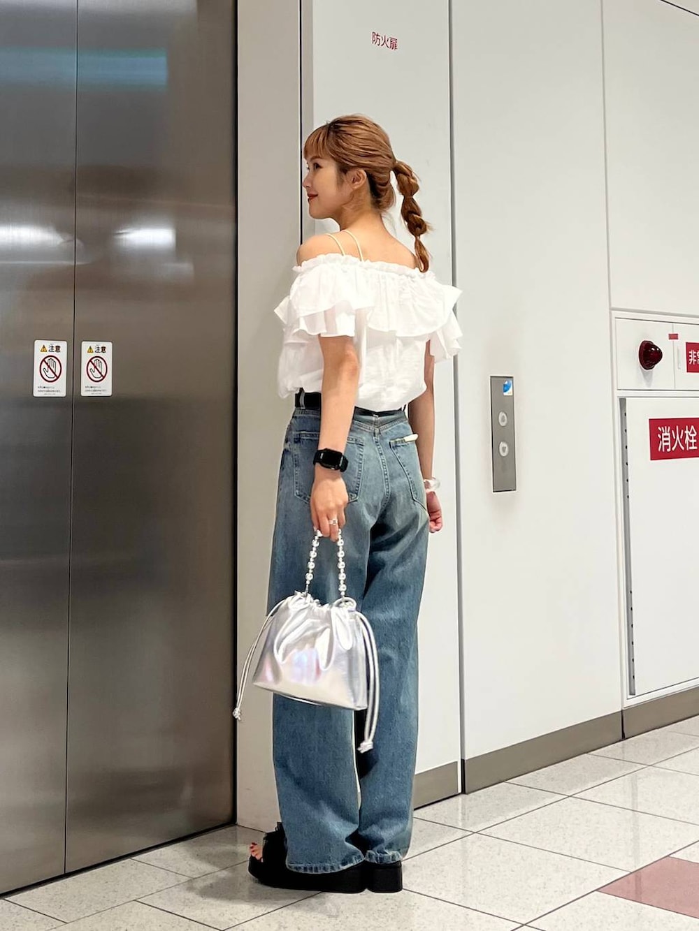 「差し色コーデ、カジュアル、デートコーデ、モテ、デニムパンツ、ベルト、ショルダーバッグ、キャミソール、サンダル、LOWRYS FARM、ローリーズスタイル_LOWRYS FARM」|「LOWRYS FARMのカンドウフィットフリル 105198(サンダル、ブラック系)」を使った、aoさん(レディース・158cm)の夏コーディネートの5枚目の写真