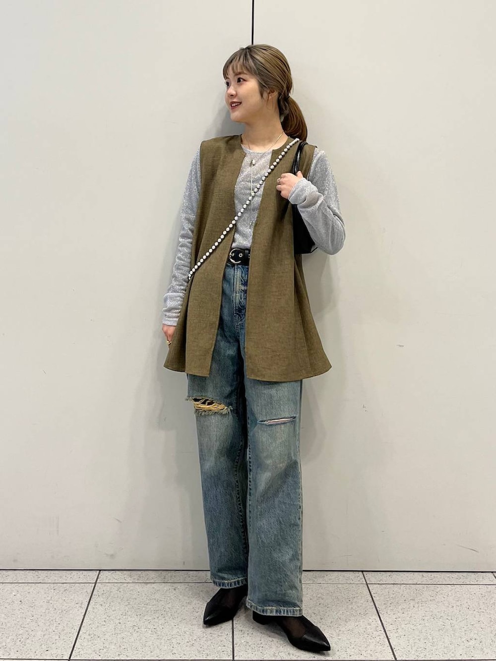 「差し色コーデ、カジュアル、デニムパンツ、ベスト、メガネ、メガネ女子、ベルト、ショートブーツ、LOWRYS FARM、Me%、大人女子カジュアル_LOWRYS FARM、ローリーズスタイル_LOWRYS FARM、春コーデ」｜「LOWRYS FARMのシアーブーツ　100495（ブーツ、ブラック系）」を使った、aoさん（レディース・158cm）の春コーディネートの2枚目の写真