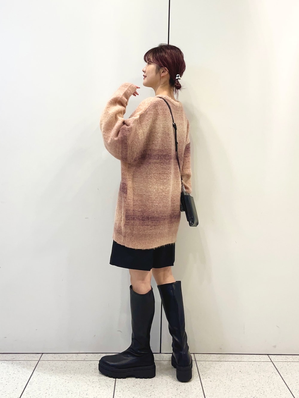 「秋コーデ、ロングブーツ、厚底シューズ、ニット、グラデーション、グラデーションニット、ユニセックス、メンズアイテム、ショートパンツ、秋服準備はじめました、ショルダーバッグ、モバイルショルダー、LOWRYS FARM、ローリーズファーム(LOWRYS FARM)、ローリーズファーム公認インフルエンサー」｜「LOWRYS FARMのＳＥＴショルダーバッグ　958280（ショルダーバッグ、ブラック系）」を使った、aoさん（レディース・158cm）の秋コーディネートの3枚目の写真
