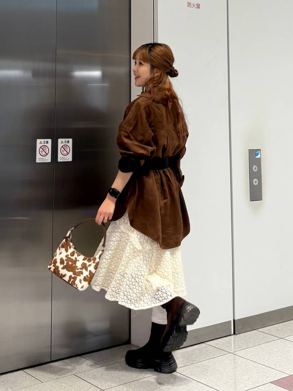 ホワイト系のスカート、その他のショルダーバッグ、ブラウン系のシャツ/ブラウスを着用したレディースの秋コーディネートの5枚目の写真