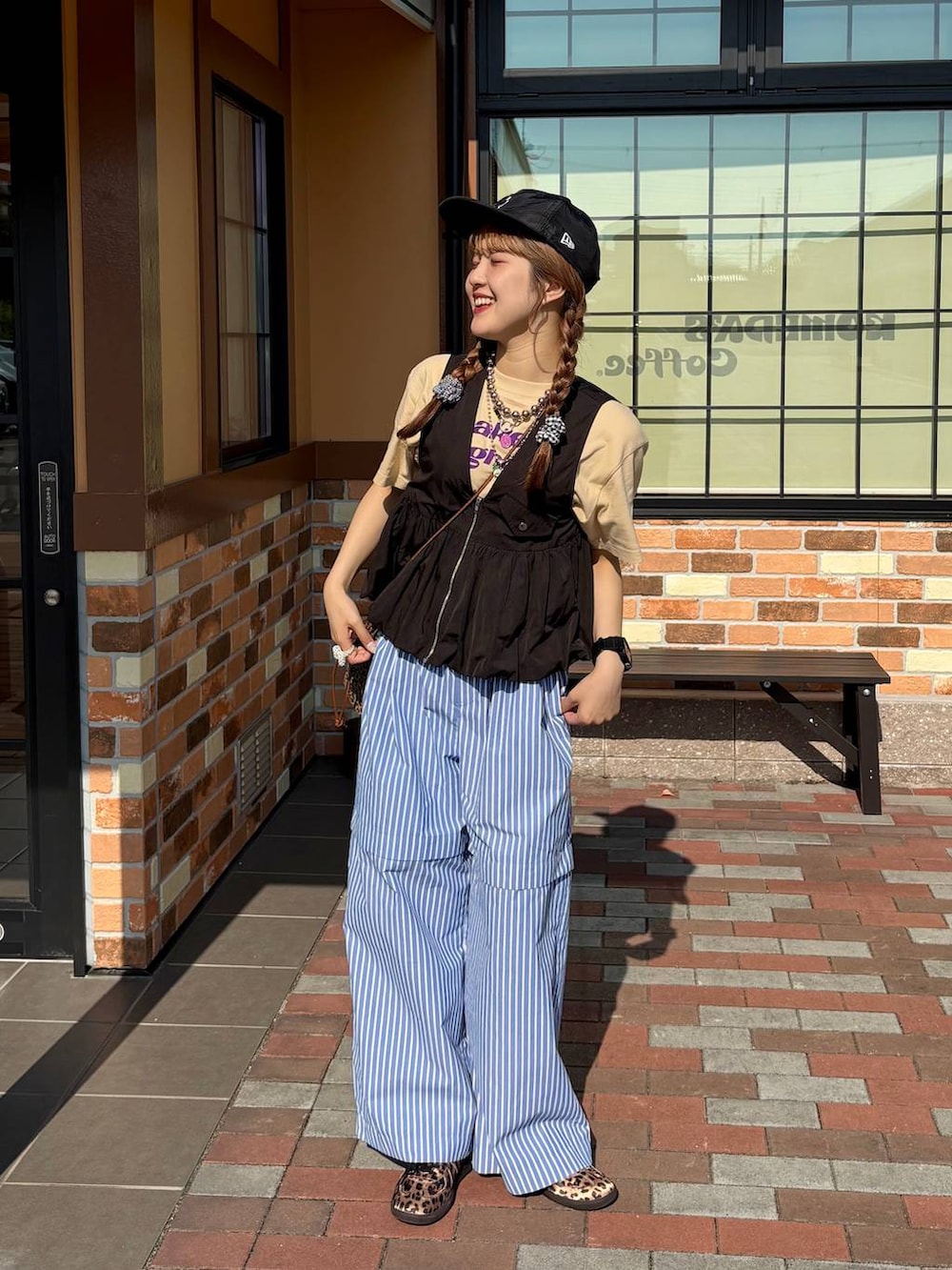 「差し色コーデ、カジュアル、ワイドパンツ、スニーカー、ネックレス、ショルダーバッグ、個性派、LOWRYS FARM、夏コーデ、ローリーズスタイル_LOWRYS FARM」｜「LOWRYS FARMのLFセットミニシュシュ 249437（ヘアゴム、ブラック系）」を使った、aoさん（レディース・158cm）の夏コーディネートの2枚目の写真