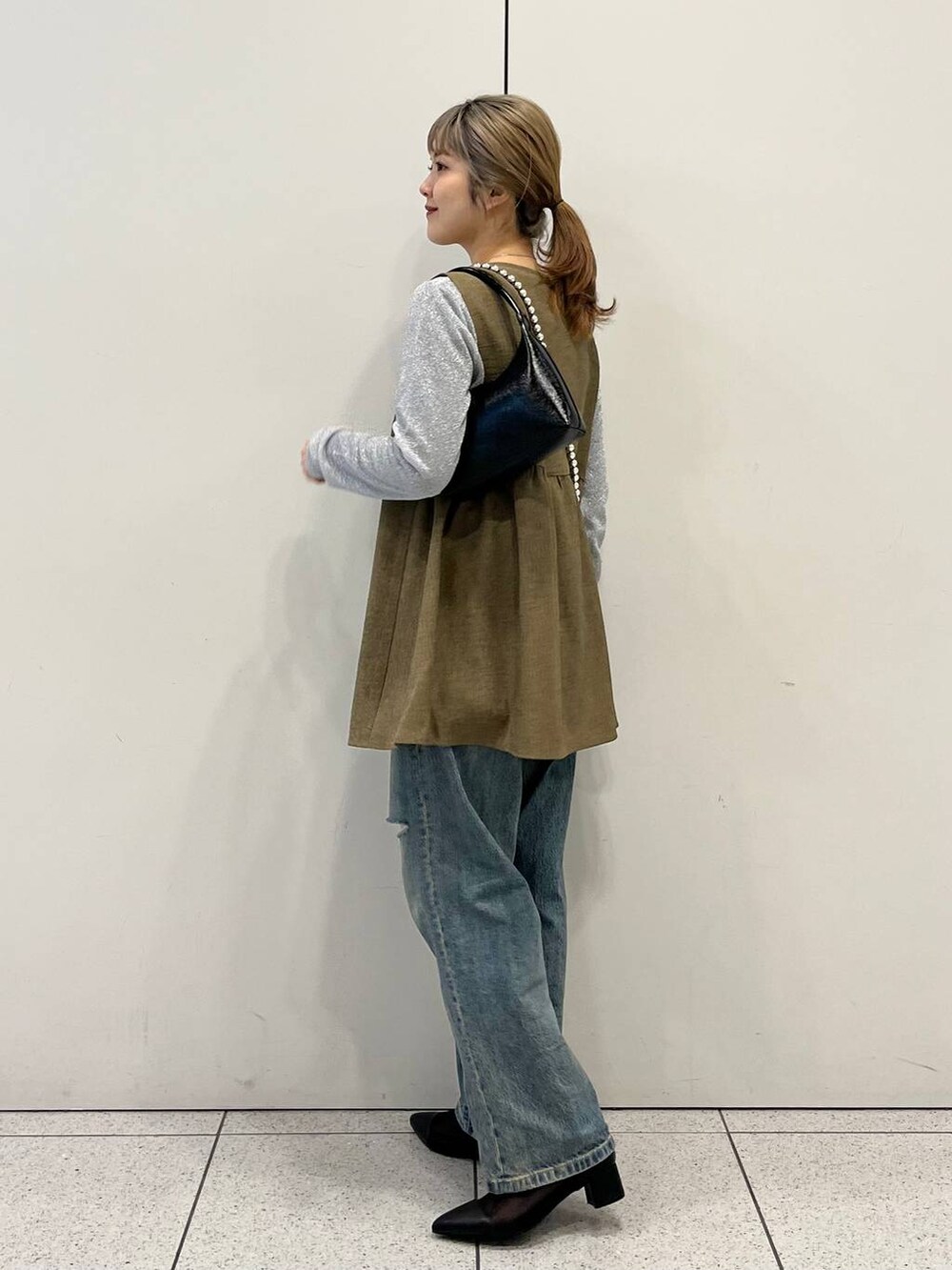 「差し色コーデ、カジュアル、デニムパンツ、ベスト、メガネ、メガネ女子、ベルト、ショートブーツ、LOWRYS FARM、Me%、大人女子カジュアル_LOWRYS FARM、ローリーズスタイル_LOWRYS FARM、春コーデ」｜「LOWRYS FARMのシアーブーツ　100495（ブーツ、ブラック系）」を使った、aoさん（レディース・158cm）の春コーディネートの4枚目の写真