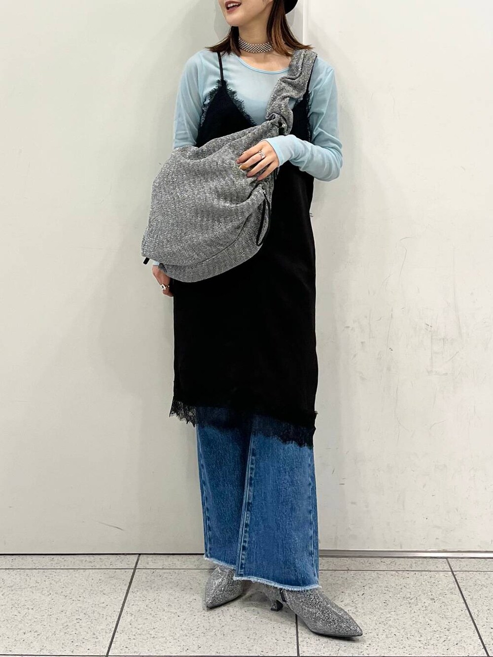 「差し色コーデ、カジュアル、ワンピース、キャミワンピース、ブーツ、ショートブーツ、デニムパンツ、ショルダーバッグ、ネックレス、LOWRYS FARM、秋コーデ、ローリーズスタイル_LOWRYS FARM、大人女子カジュアル_LOWRYS FARM」｜「LOWRYS FARMのＣＯＮＥフレアデニムパンツ　907038（デニムパンツ、その他）」を使った、aoさん（レディース・158cm）の秋コーディネートの2枚目の写真