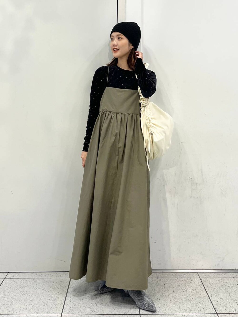 「差し色コーデ、カジュアル、キャミワンピース、ワンピース、ニット帽、ショルダーバッグ、ブーツ、ショートブーツ、秋コーデ、冬コーデ、LOWRYS FARM、大人女子カジュアル_LOWRYS FARM、ローリーズスタイル_LOWRYS FARM」｜「LOWRYS FARMのクシュクシュショルダーＢＡＧ　967844（ショルダーバッグ、ホワイト系）」を使った、aoさん（レディース・158cm）の秋コーディネートの3枚目の写真