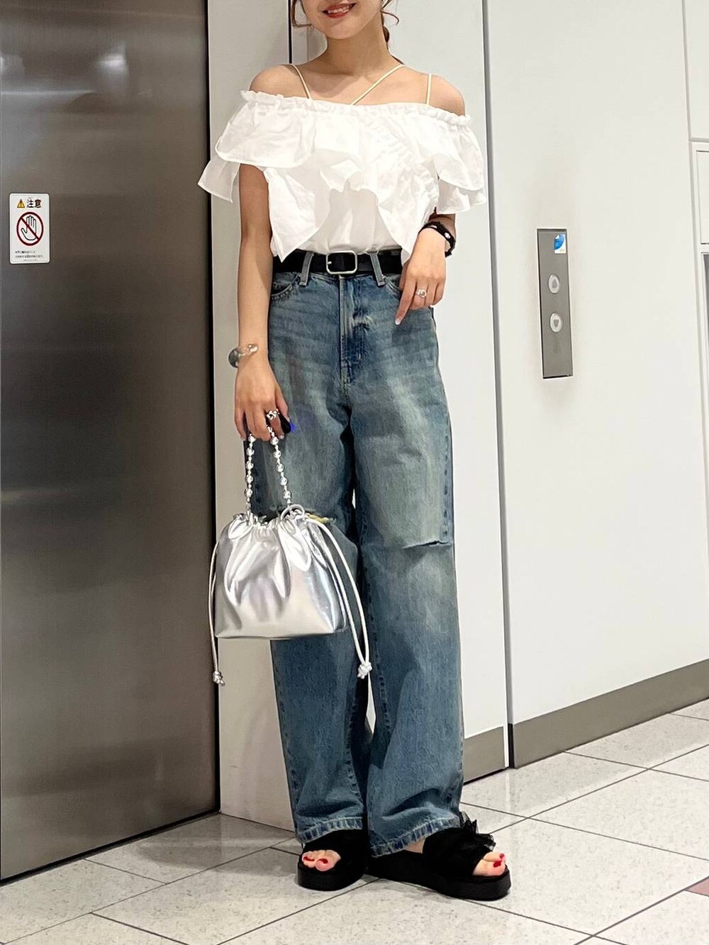 「差し色コーデ、カジュアル、デートコーデ、モテ、デニムパンツ、ベルト、ショルダーバッグ、キャミソール、サンダル、LOWRYS FARM、ローリーズスタイル_LOWRYS FARM」|「LOWRYS FARMのカンドウフィットフリル 105198(サンダル、ブラック系)」を使った、aoさん(レディース・158cm)の夏コーディネートの2枚目の写真