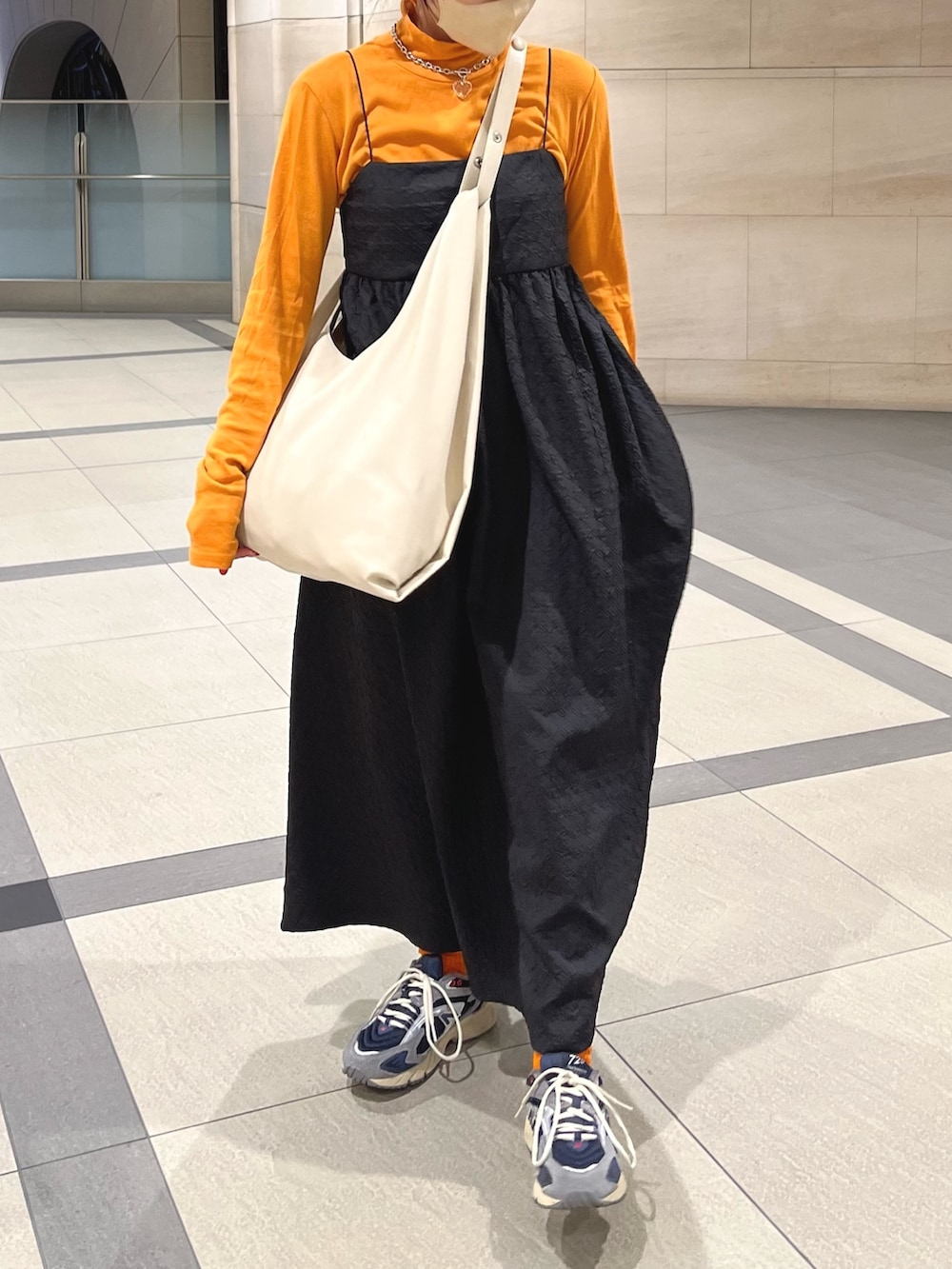 「ワンピース、ワンピース×スニーカー、キャミワンピ、ニューバランス、New Balance、ニューバランス725、カラータートル、差し色、ロングワンピース、秋コーデ、個性派、LOWRYS FARM、ローリーズファーム(LOWRYS FARM)、ローリーズファーム公認インフルエンサー」｜「LOWRYS FARMの３ＷＡＹマルシェＢＡＧ（バッグ、ホワイト系）」を使った、aoさん（レディース・158cm）の秋コーディネートの3枚目の写真