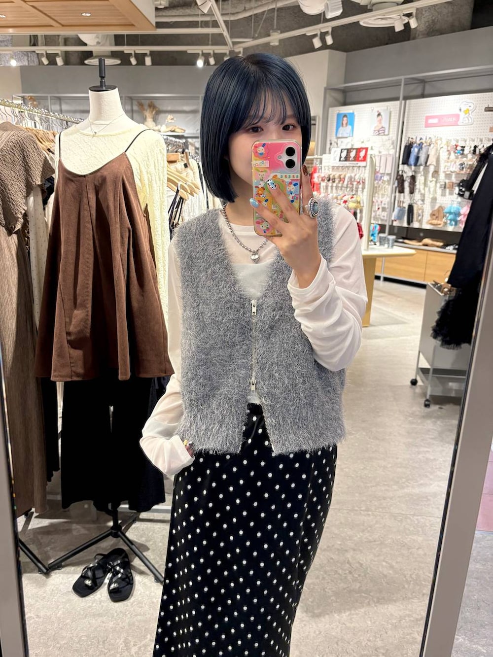 ブラック系のキャミソール、ホワイト系のTシャツ/カットソー、ブラック系のサンダルを着用したレディースの秋コーディネートの3枚目の写真
