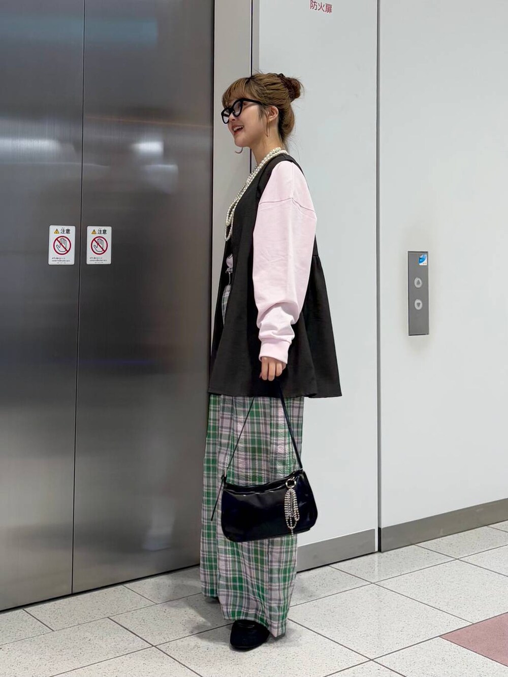 「差し色コーデ、カジュアル、個性派、ネックレス、ワイドパンツ、ベスト、Tシャツ、LOWRYS FARM、春色、春コーデ、大人カジュアル、ローリーズスタイル_LOWRYS FARM、大人女子カジュアル_LOWRYS FARM」|「LOWRYS FARMのEYEWEAR 128533(メガネ、その他)」を使った、aoさん(レディース・158cm)の春コーディネートの3枚目の写真