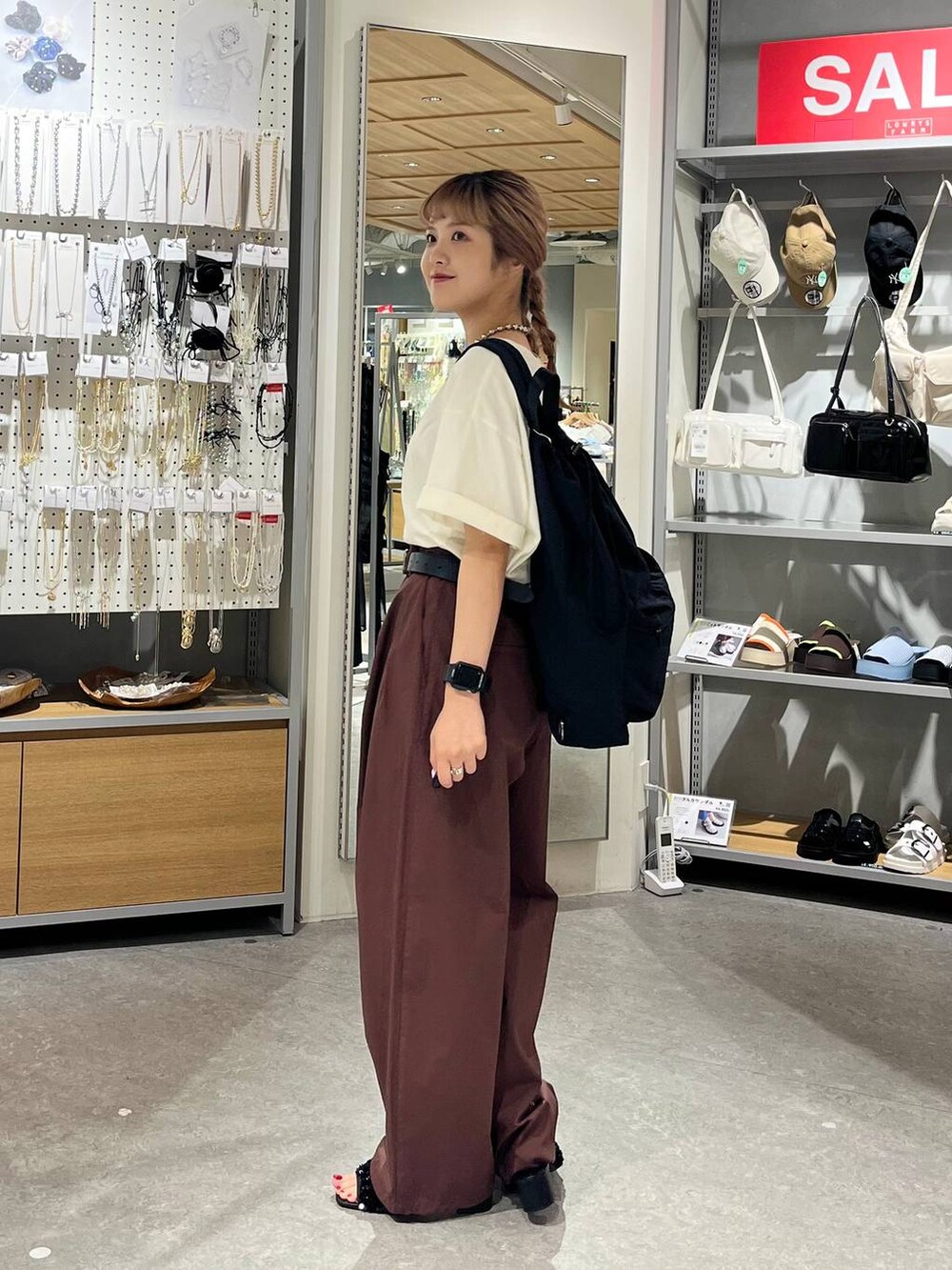「差し色コーデ、カジュアル、ワイドパンツ、Tシャツ、ショルダーバッグ、サンダル、LOWRYS FARM、夏コーデ、大人女子カジュアル_LOWRYS FARM、大人カジュアル、ローリーズスタイル_LOWRYS FARM」|「Me%のクリアハンディーファン 110074(生活家電、ブラック系)」を使った、aoさん(レディース・158cm)の夏コーディネートの4枚目の写真