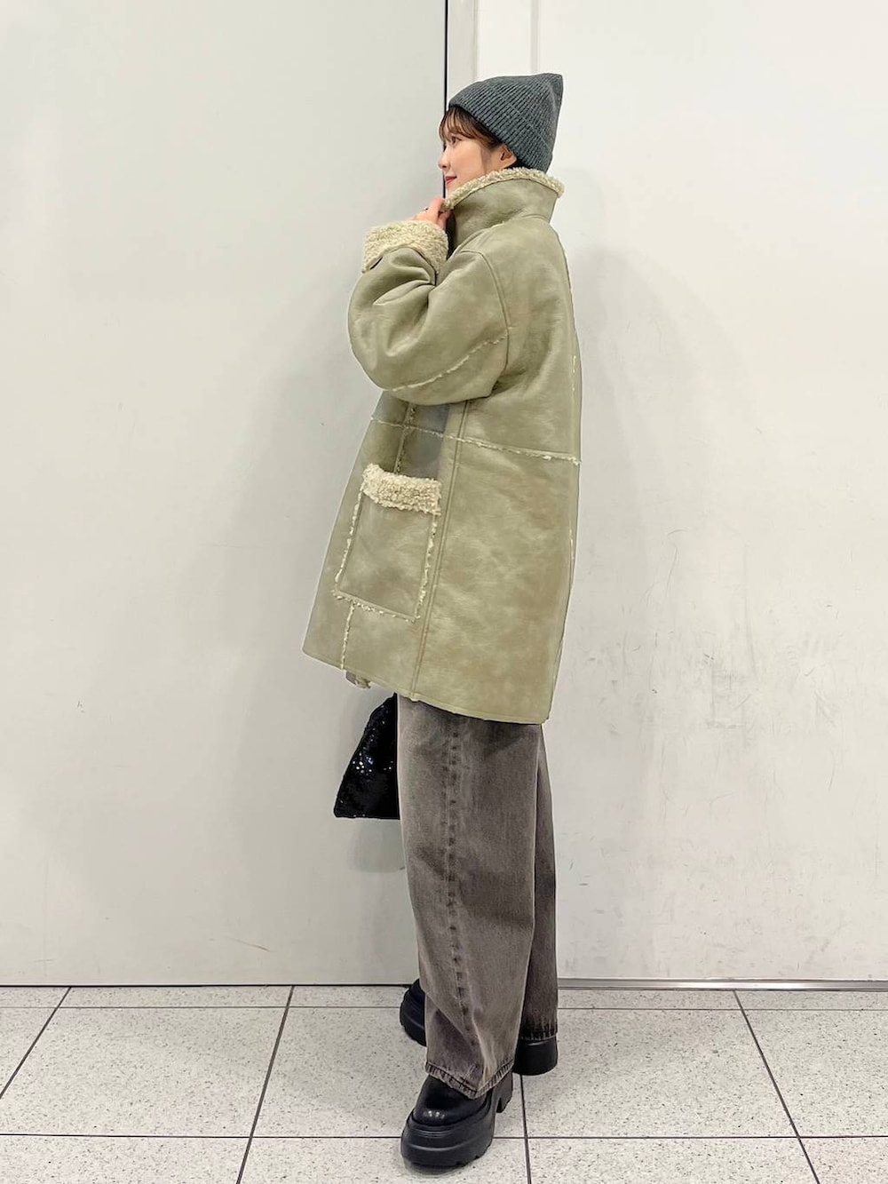 「差し色コーデ、カジュアル、コート、ニット、ニット帽、デニムパンツ、ショートブーツ、ブーツ、冬コーデ、LOWRYS FARM、JEANASIS、ローリーズスタイル_LOWRYS FARM、大人女子カジュアル_LOWRYS FARM」｜「LOWRYS FARMのマシンウォッシャブルタートル 　967405（ニット/セーター、レッド系）」を使った、aoさん（レディース・158cm）の冬コーディネートの5枚目の写真