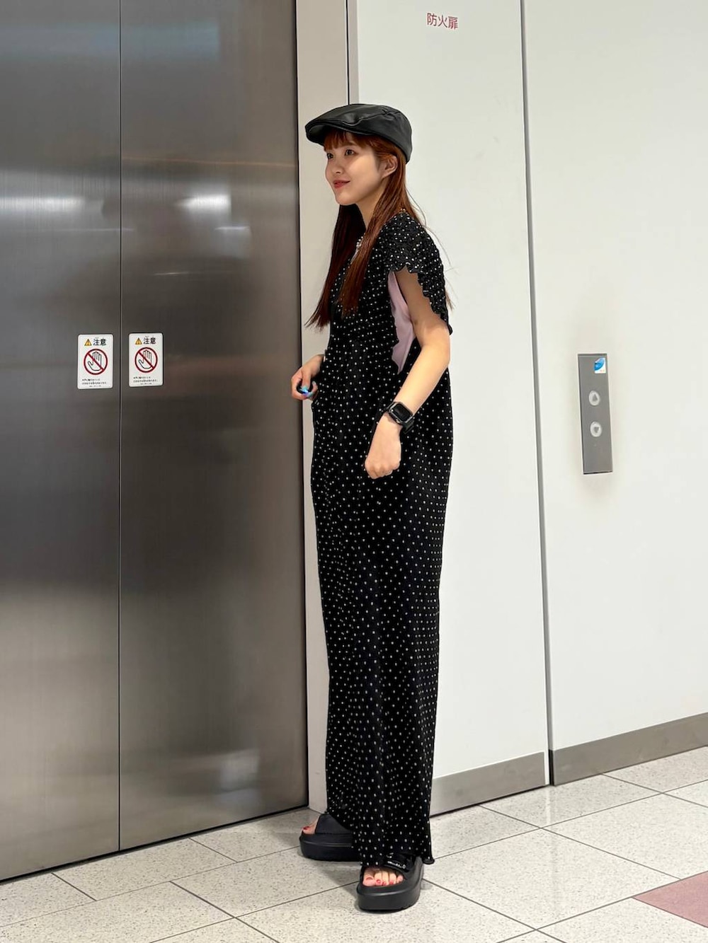 「差し色コーデ、カジュアル、大人カジュアル、サロペット、ラフ、ゆったり、サンダル、夏コーデ、Tシャツ、LOWRYS FARM、ノースリーブ、大人女子カジュアル_LOWRYS FARM、ローリーズスタイル_LOWRYS FARM、個性派」｜「LOWRYS FARMのヨウリュウシャーリングサロペット 289959（ワンピース、その他）」を使った、aoさん（レディース・158cm）の夏コーディネートの5枚目の写真