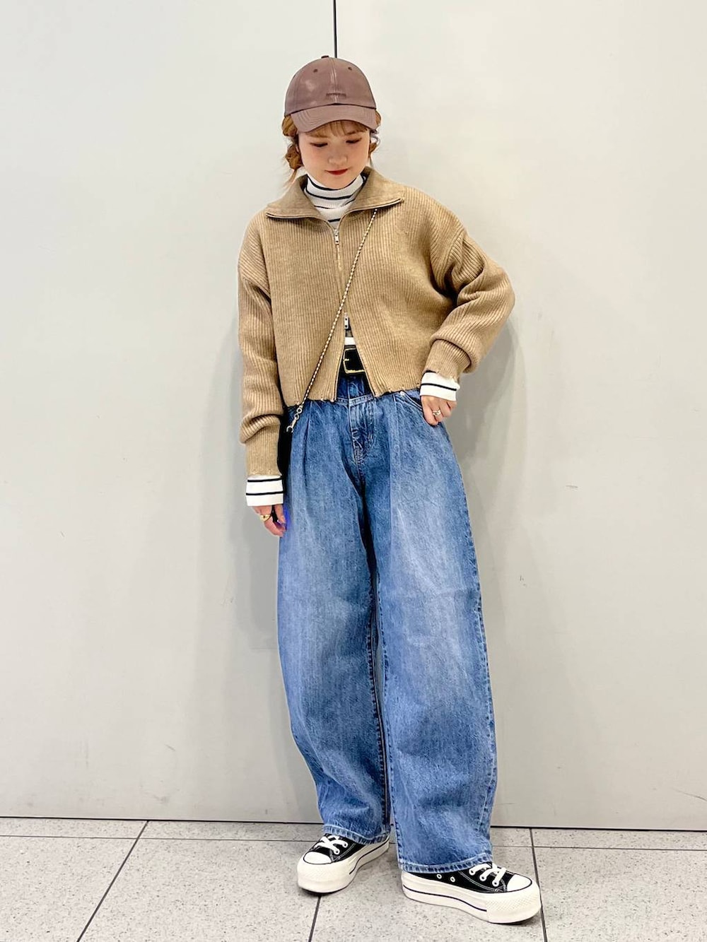 「差し色コーデ、カジュアル、セールコーデ、デニムパンツ、キャップ、ショルダーバッグ、Me%、LOWRYS FARM、春コーデ、ローリーズスタイル_LOWRYS FARM、大人女子カジュアル_LOWRYS FARM、骨格ウェーブ」｜「Me%のメタルメッシュポーチショルダー　103417（ショルダーバッグ、ブラック系）」を使った、aoさん（レディース・158cm）の冬コーディネートの3枚目の写真