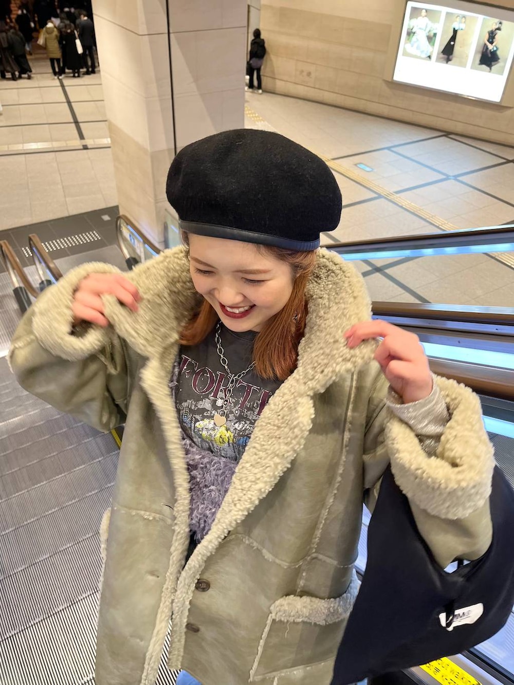 「差し色コーデ、カジュアル、コート、ロンT、Tシャツ、ネックレス、冬コーデ、LOWRYS FARM、JEANASIS、ブランドミックス、ローリーズスタイル_LOWRYS FARM」｜「LOWRYS FARMのステンレスハートチェーンネックレス　103351（ネックレス、グレー系）」を使った、aoさん（レディース・158cm）の冬コーディネートの5枚目の写真