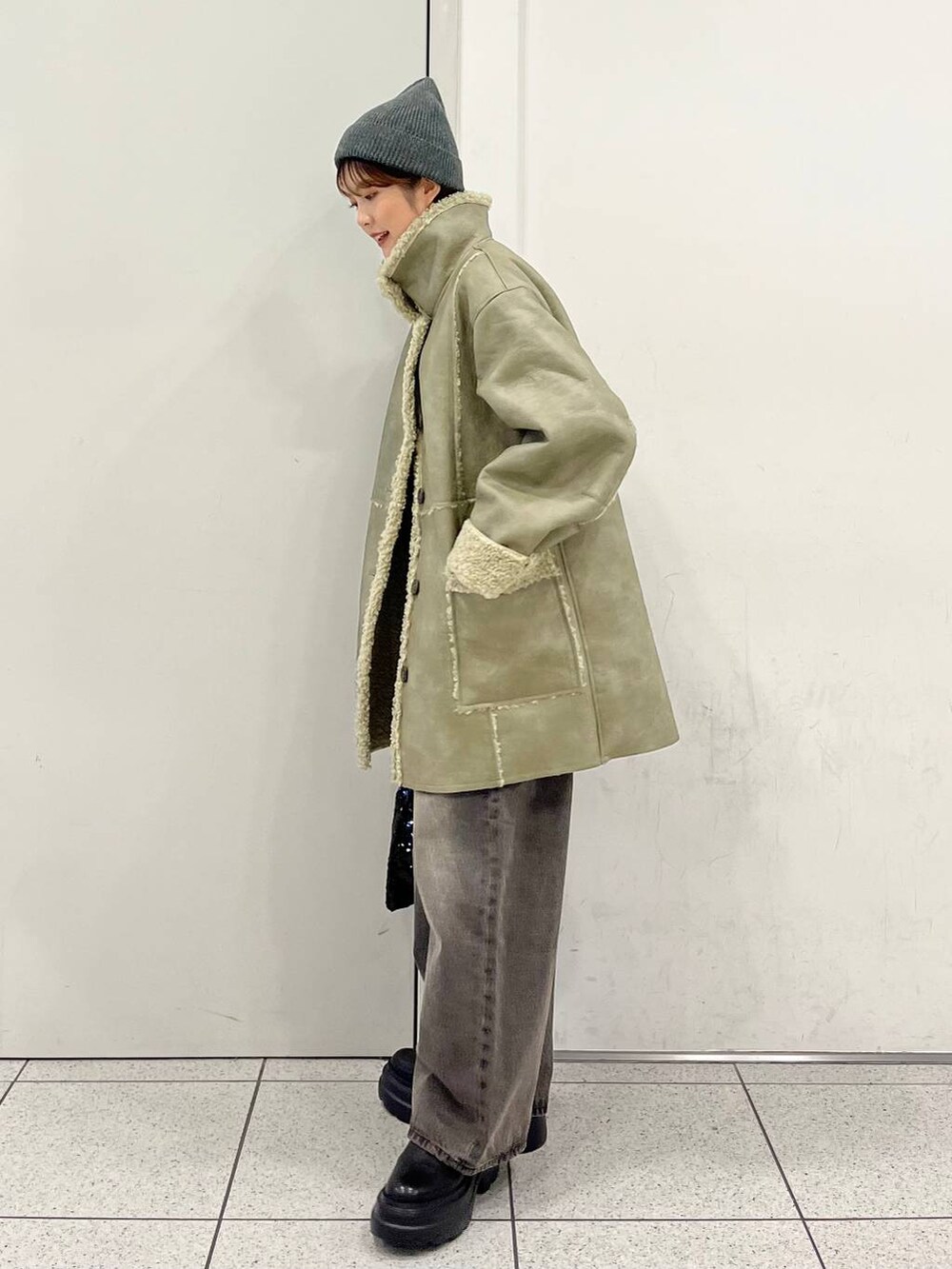 「差し色コーデ、カジュアル、コート、ニット、ニット帽、デニムパンツ、ショートブーツ、ブーツ、冬コーデ、LOWRYS FARM、JEANASIS、ローリーズスタイル_LOWRYS FARM、大人女子カジュアル_LOWRYS FARM」｜「LOWRYS FARMのマシンウォッシャブルタートル 　967405（ニット/セーター、レッド系）」を使った、aoさん（レディース・158cm）の冬コーディネートの4枚目の写真