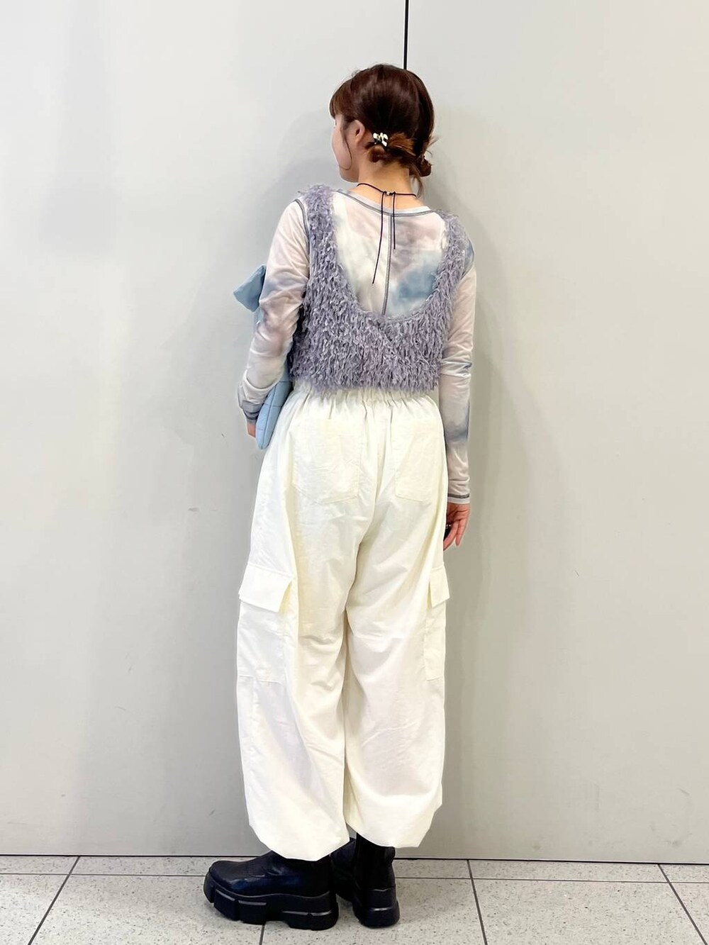 「差し色コーデ、カジュアル、ベスト、ショートブーツ、ブーツ、Me%、ネックレス、LOWRYS FARM、大人女子カジュアル_LOWRYS FARM、公認インフルエンサー_LOWRYS FARM、ローリーズスタイル_LOWRYS FARM、秋コーデ」｜「LOWRYS FARMのソウバリスクエアタンクトップ　294378（タンクトップ、ホワイト系）」を使った、aoさん（レディース・158cm）の夏コーディネートの4枚目の写真