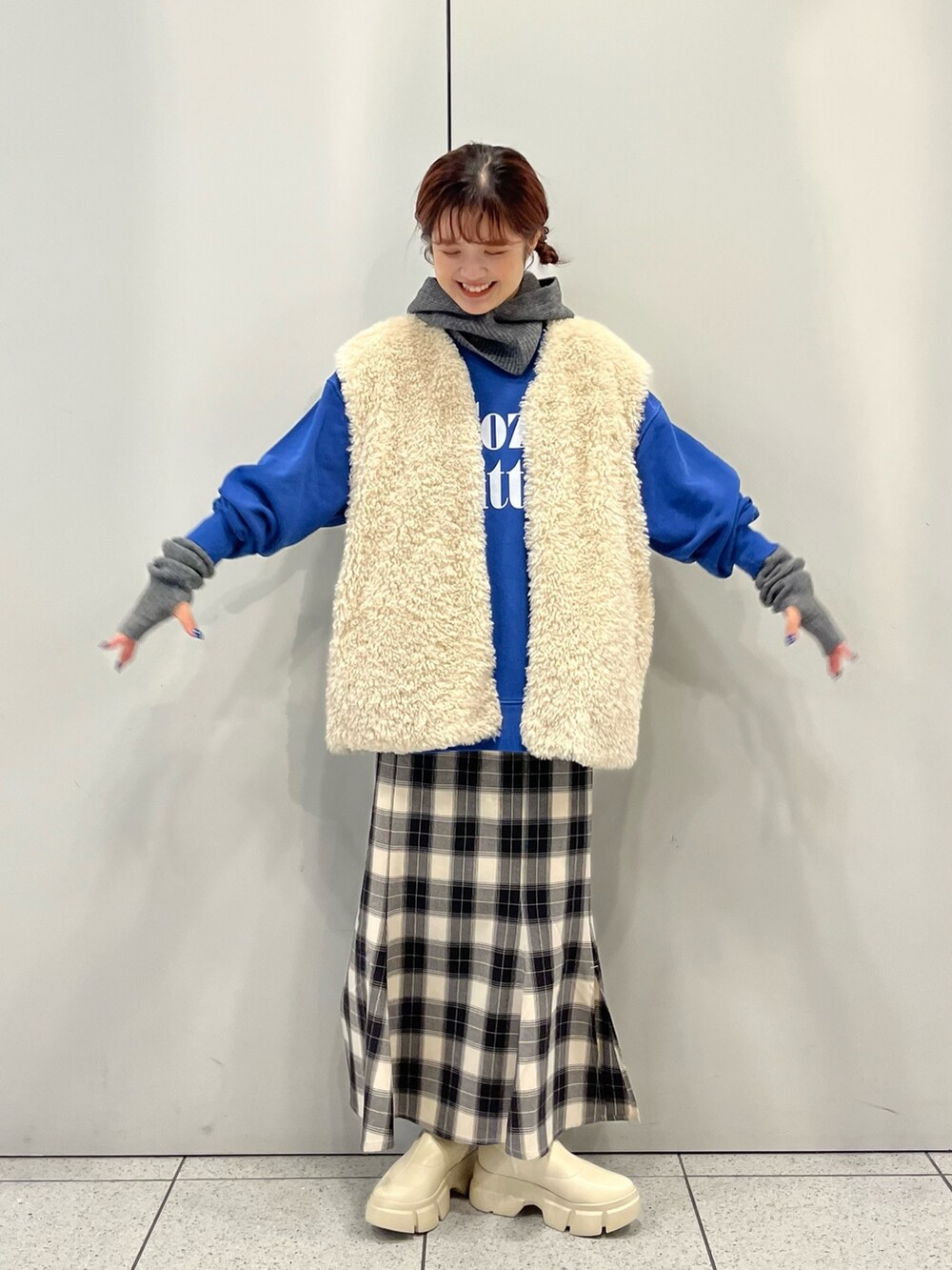 「古着MIX、トレーナー、スウェット、ロゴスウェット、チェックスカート、マーメイドスカート、ファーベスト、バラクラバ、アームウォーマー、アームカバー、シヨートブーツ、レイヤードスタイル、LOWRYS FARM、ローリーズファーム(LOWRYS FARM)、ローリーズファーム公認インフルエンサー」｜「LOWRYS FARMのアームウォーマー（ファッション雑貨、グレー系）」を使った、aoさん（レディース・158cm）の秋コーディネートの3枚目の写真