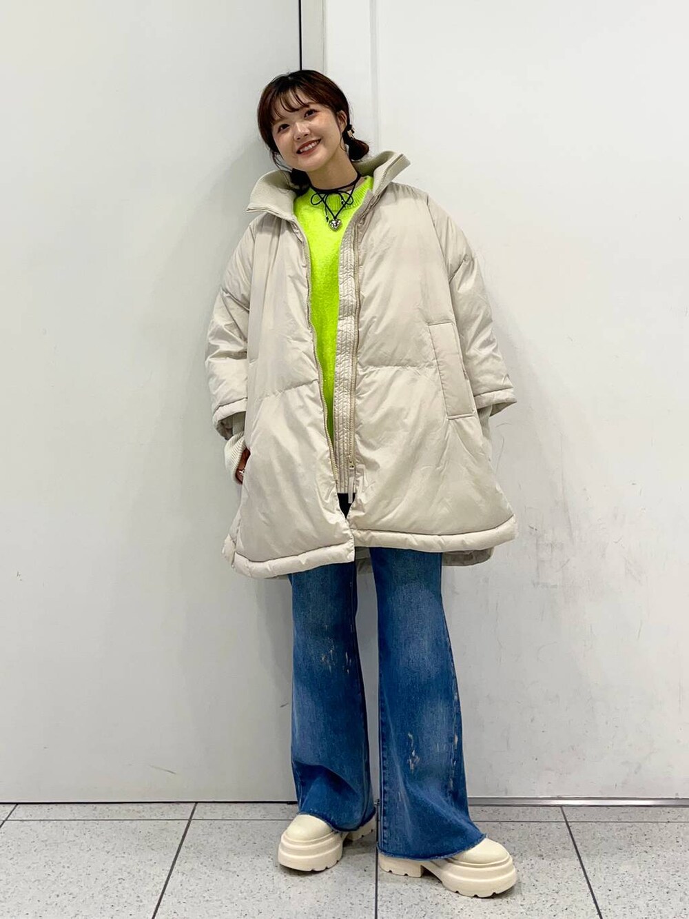 「差し色コーデ、カジュアル、ブルゾン、冬コーデ、ニット、デニムパンツ、ネックレス、ブーツ、ショートブーツ、LOWRYS FARM、大人女子カジュアル_LOWRYS FARM、ローリーズスタイル_LOWRYS FARM」｜「LOWRYS FARMのＣＯＮＥフレアデニムパンツ　907038（デニムパンツ、その他）」を使った、aoさん（レディース・158cm）の秋コーディネートの2枚目の写真