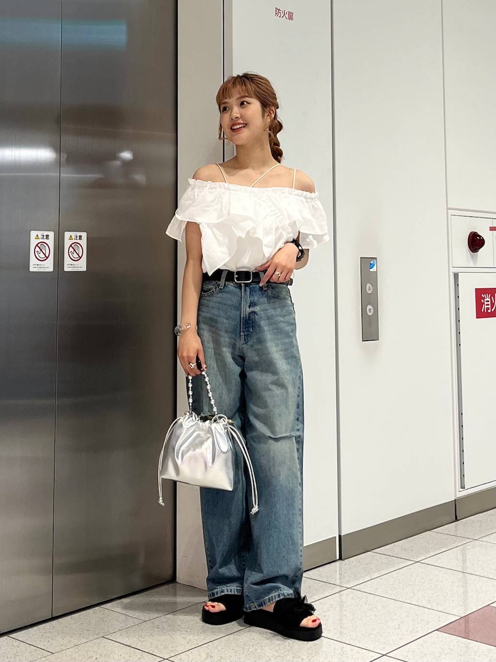 「差し色コーデ、カジュアル、デートコーデ、モテ、デニムパンツ、ベルト、ショルダーバッグ、キャミソール、サンダル、LOWRYS FARM、ローリーズスタイル_LOWRYS FARM」|「LOWRYS FARMのカンドウフィットフリル 105198(サンダル、ブラック系)」を使った、aoさん(レディース・158cm)の夏コーディネートの3枚目の写真